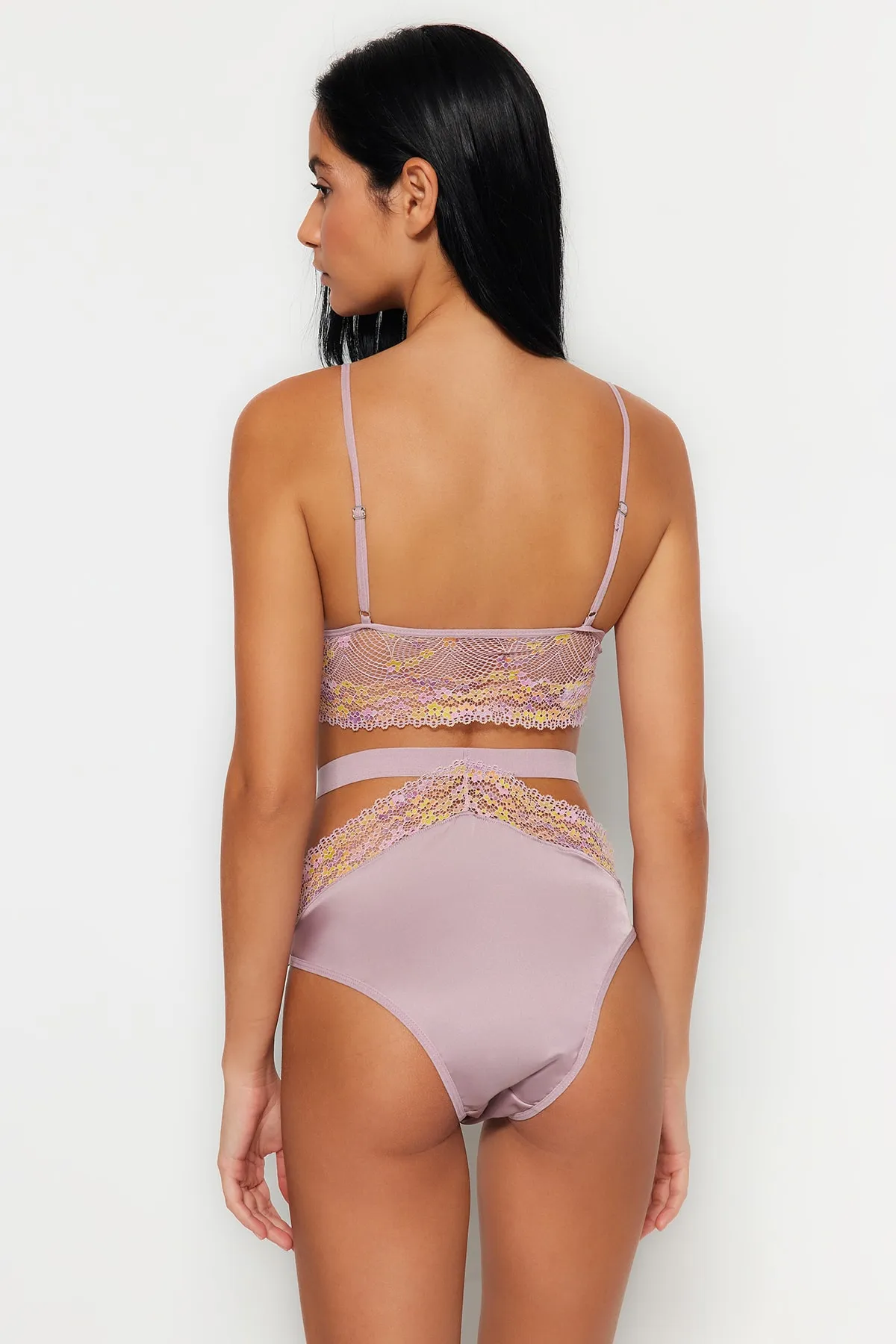Trendyol Collection  Mehrfarbiges Dessous-Set aus Strick mit Satinspitze, Seilriemen und ohne Kappe THMSS23CC00094