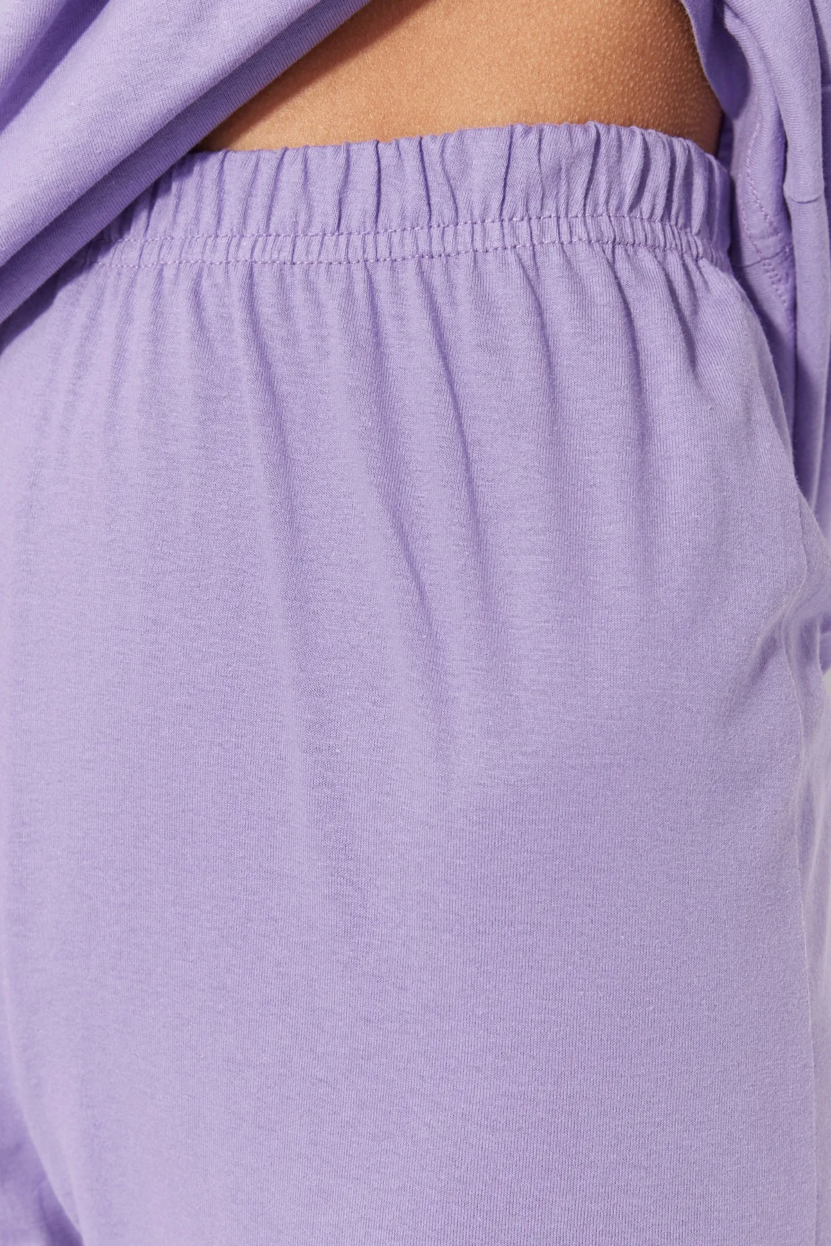 Trendyol Collection  Lilafarbenes, bedrucktes, weit geschnittenes T-Shirt-Hosen-Pyjama-Set aus 100 % Baumwolle mit Taschendetail