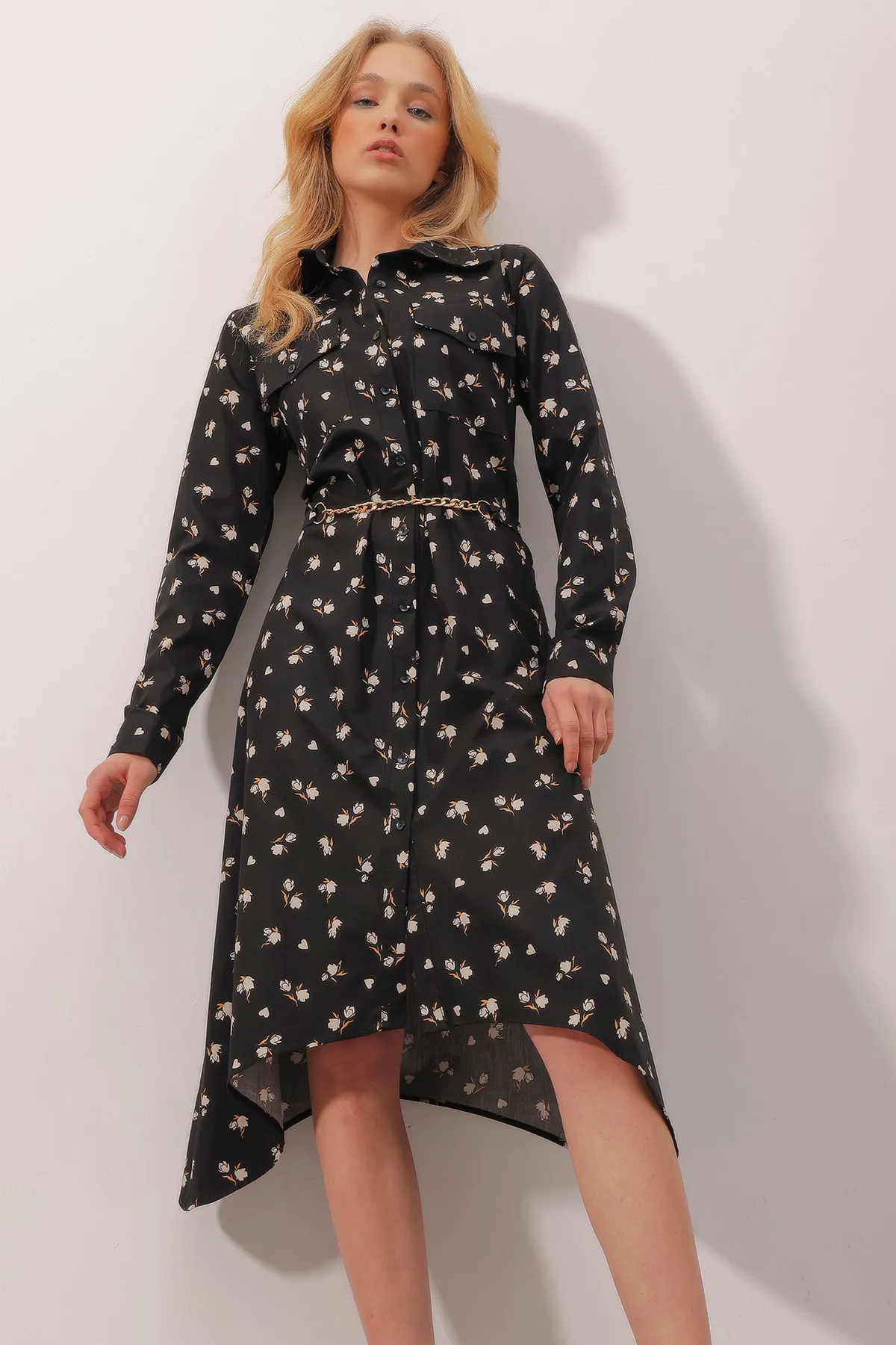 Trend Alaçatı Stili  Schwarzes Popeline-Hemdkleid mit doppelter Tasche, Blumenmuster und Kettengürtel für Damen ALC-X9864