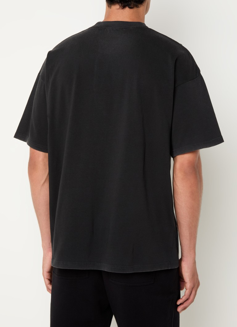 T-shirt con l'immagine di un purosangue e il logo stampato