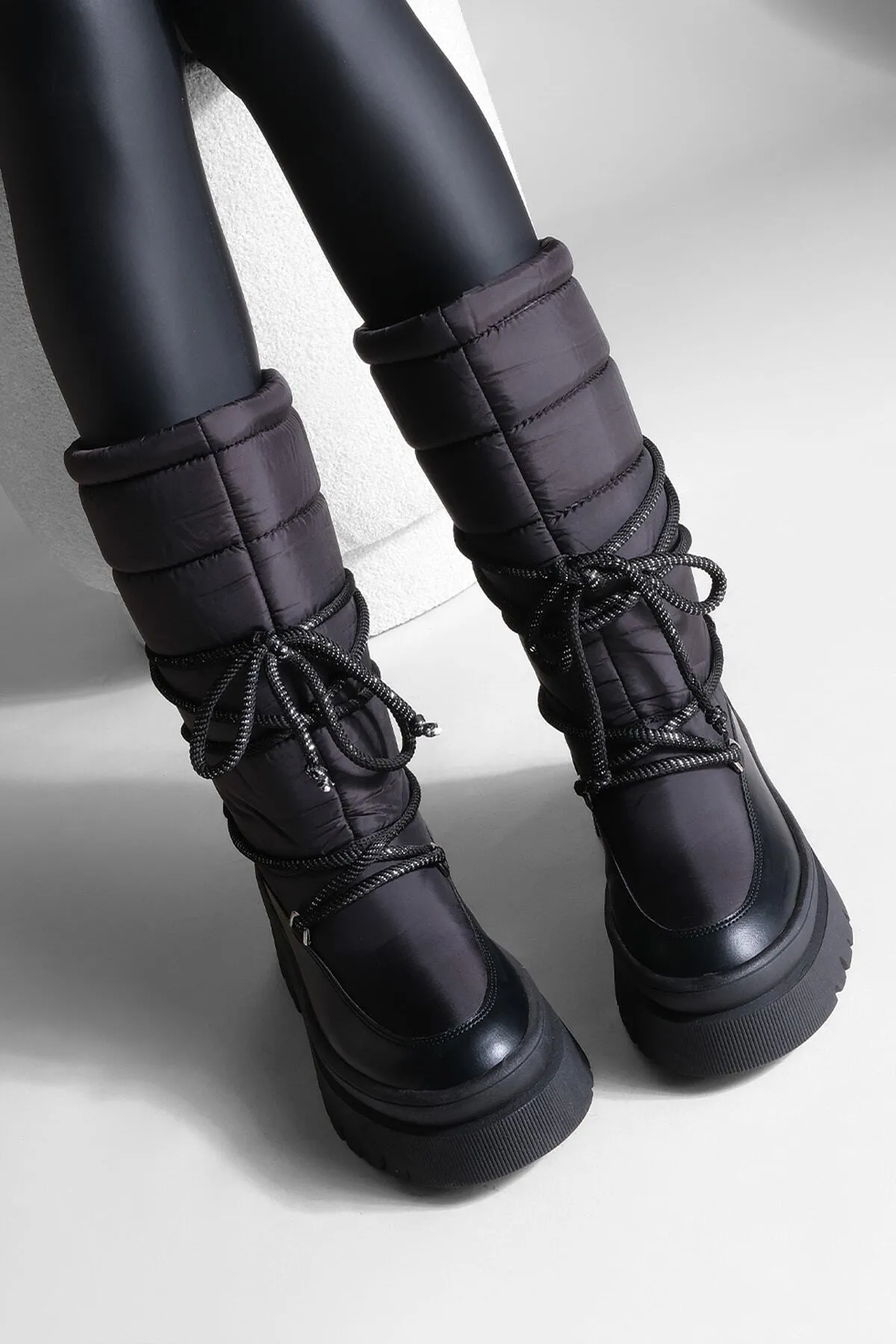 Marjin  Damen-Schneestiefel mit dicker Sohle und Schnürung aus Fell an der Innenseite von Armen schwarz