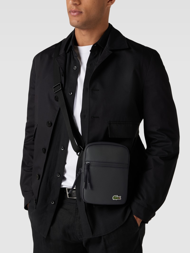 Bauchtasche mit Label-Stitching in schwarz