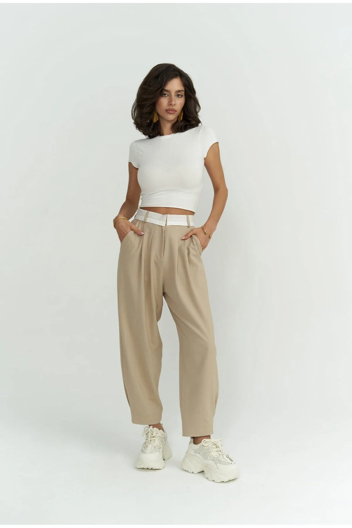 MAİ COLLECTİON  Patrice – Hose mit umgekehrtem Gürtel in Beige