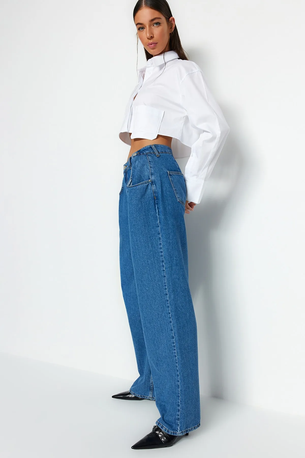 Trendyol Collection  Blaue Jeans mit hoher Taille und weitem Bein und Knopfleiste, Faltendesign TWOAW24JE00005