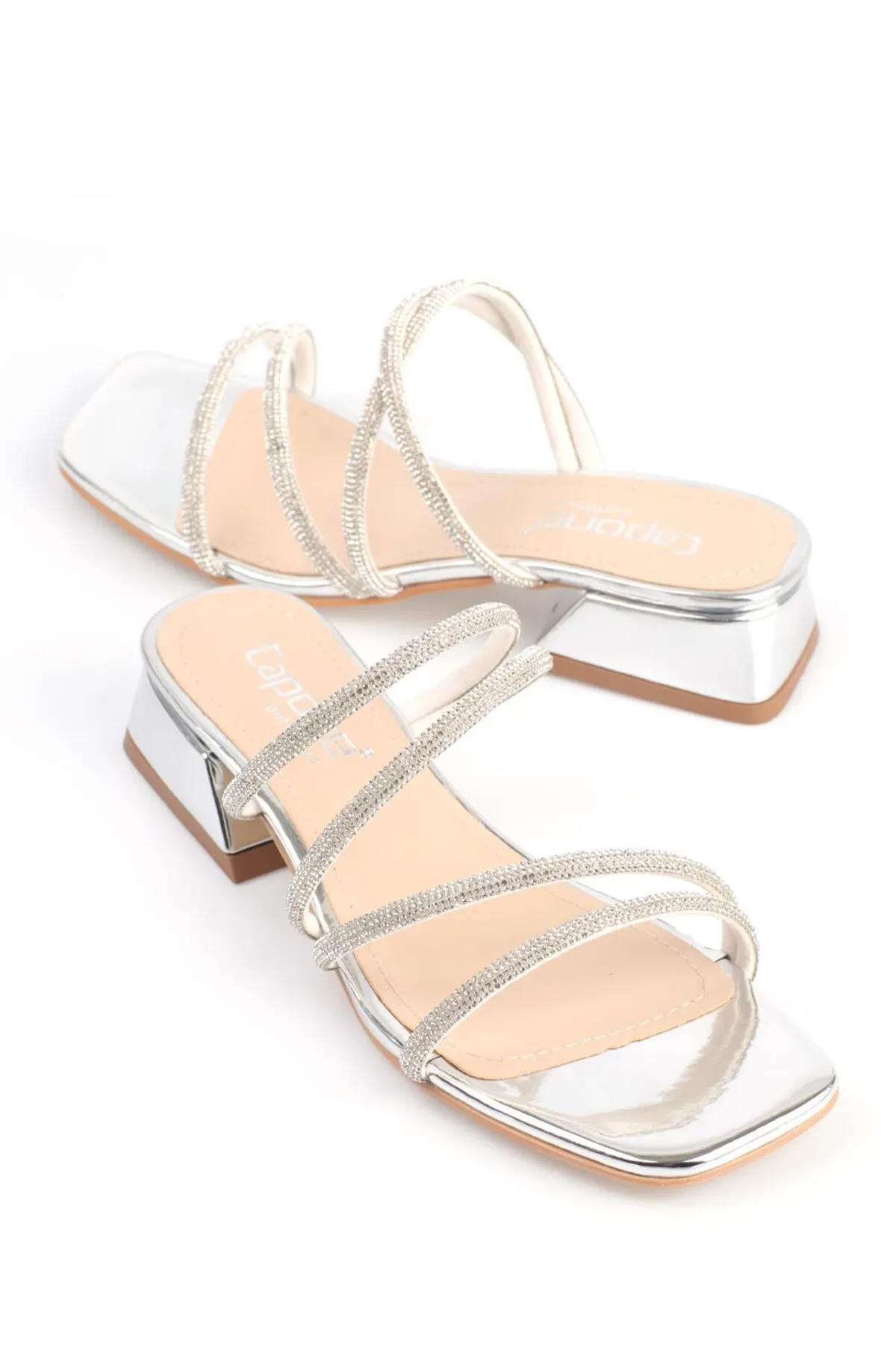 Capone Outfitters  Capone Blunt Toe Stone Banded Damen-Hausschuhe mit kurzem Absatz aus Spiegelstoff in Silber