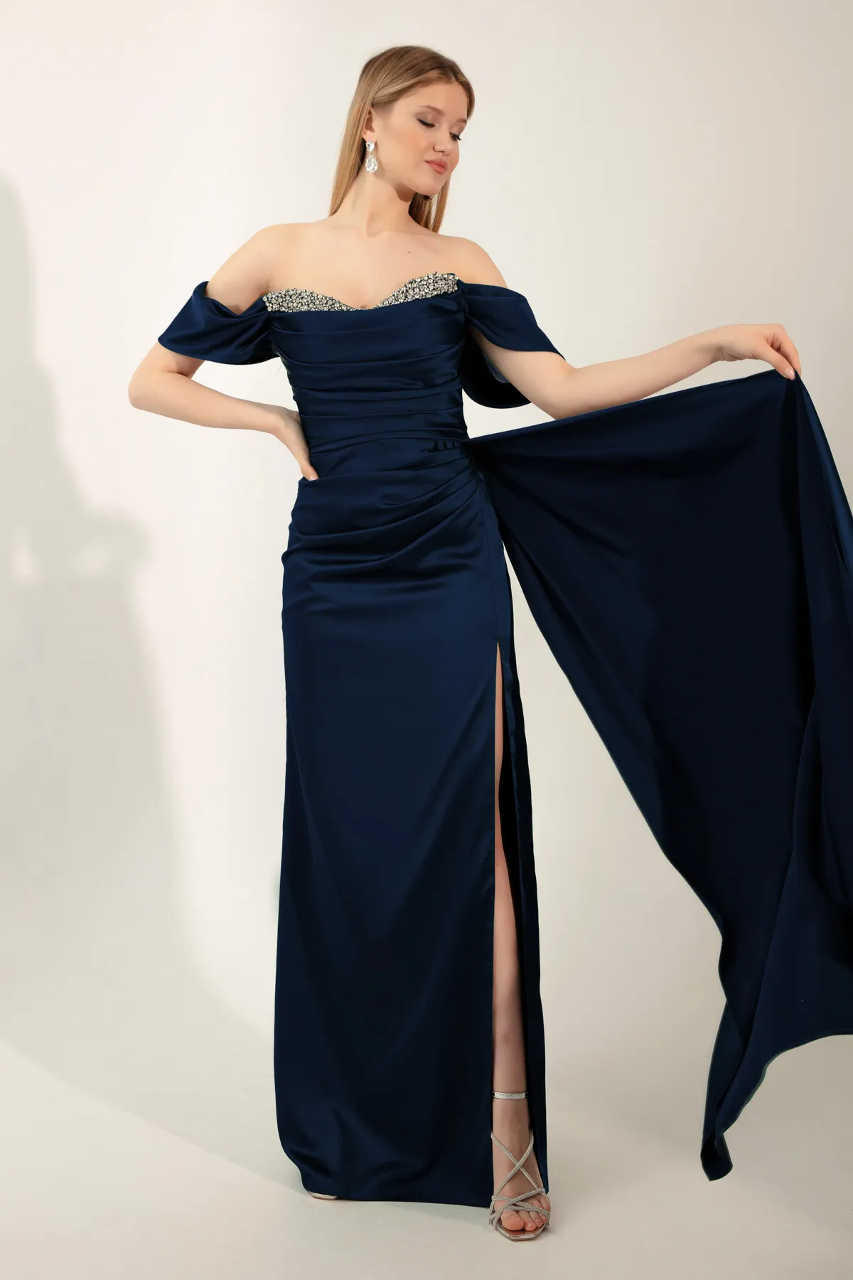 Lafaba  Marineblaues, langes Satin-Abendkleid für Damen mit U-Boot-Ausschnitt und Schlitz