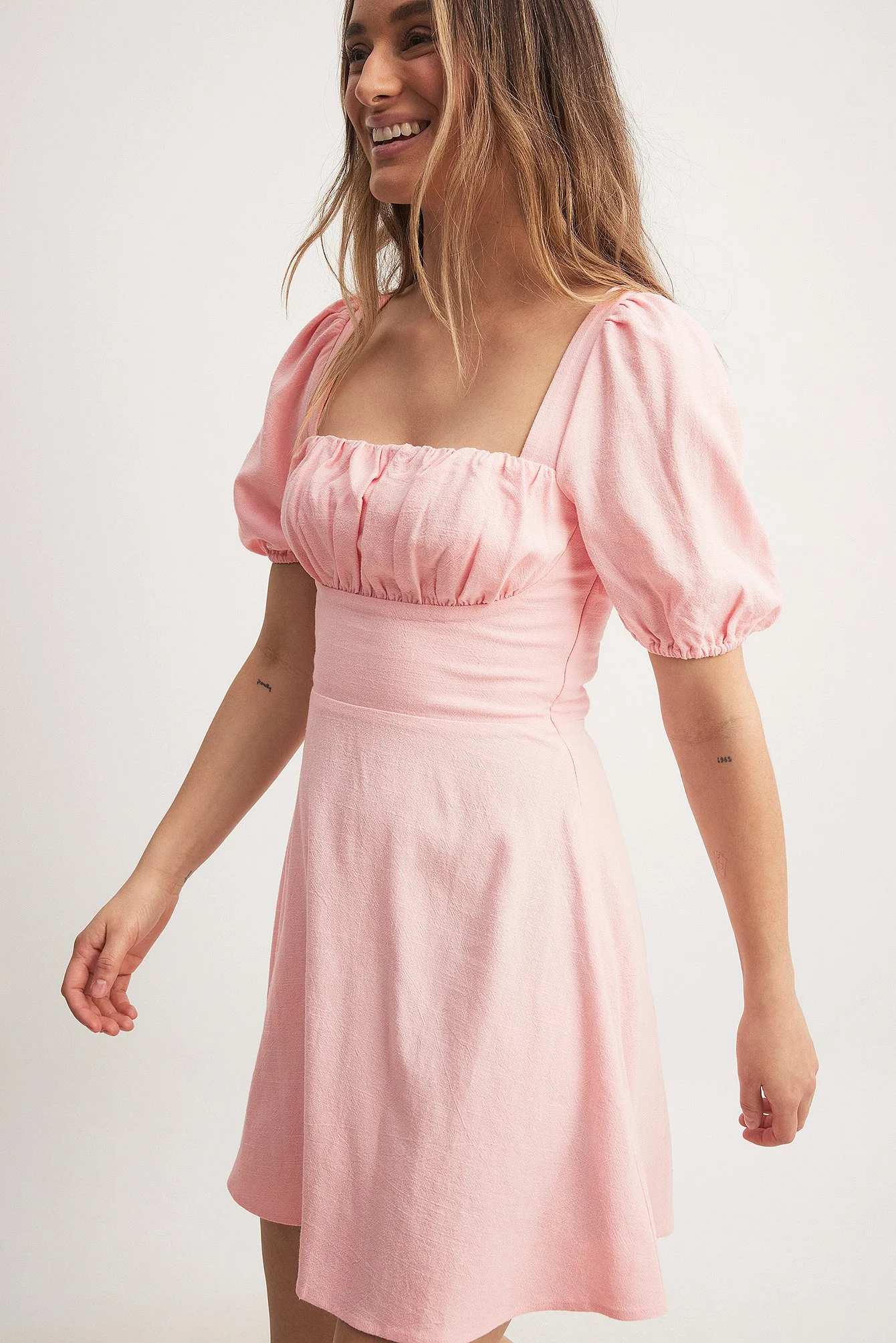 Minikleid mit Schnürung hinten und Puffärmeln