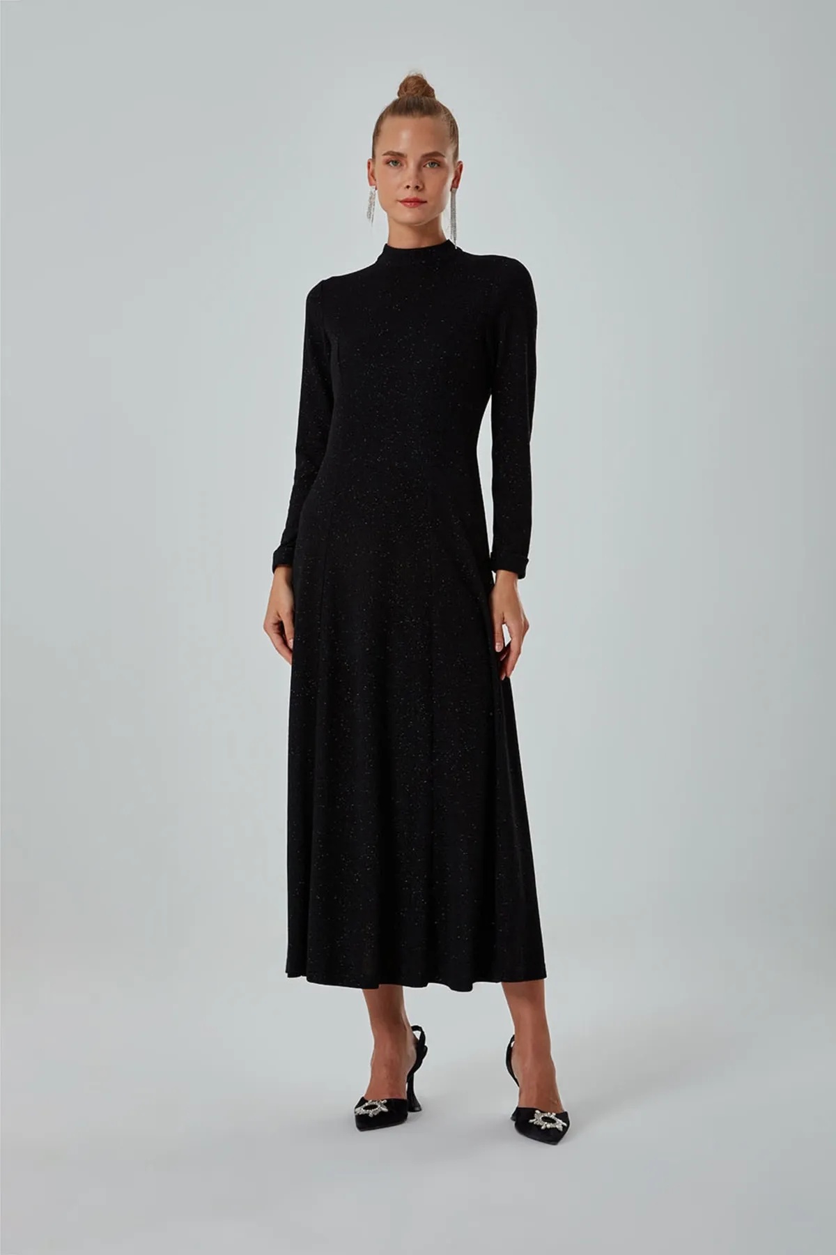 Mizalle  Glitzerndes schwarzes Strickkleid