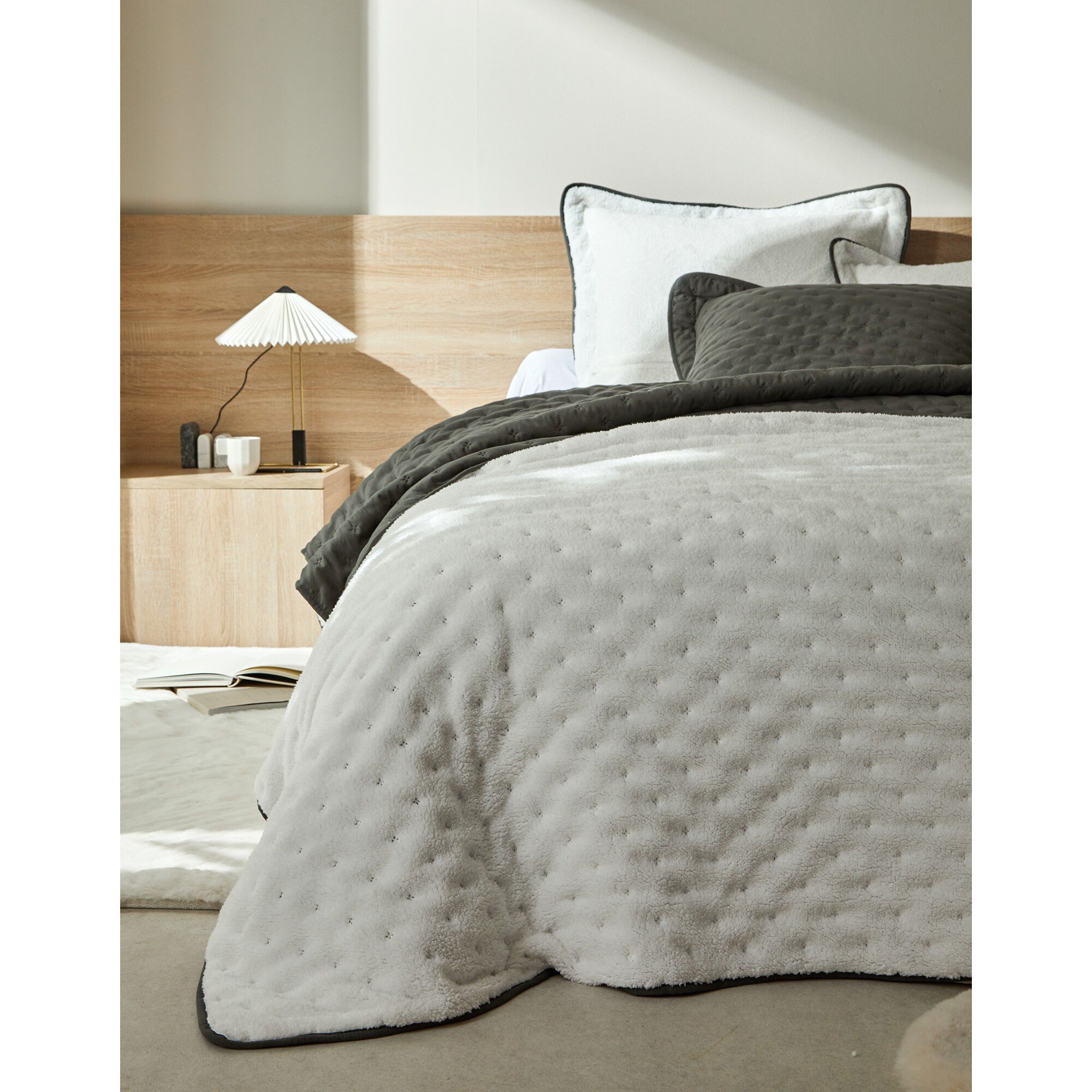Couvre-lit réversible microfibre matelassée/sherpa