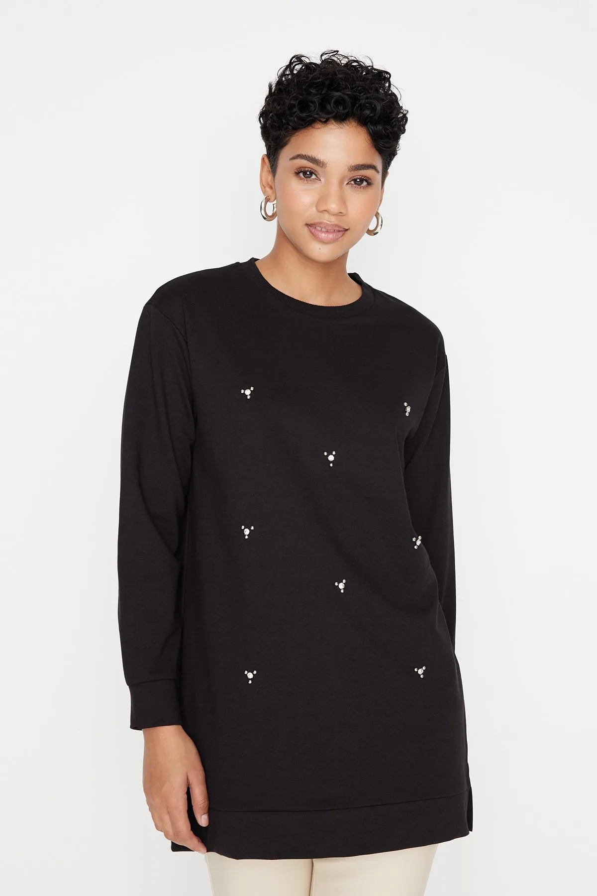 Trendyol Modest  Schwarze Stricktunika mit Rundhalsausschnitt und Steindetail TCTSS22TN0072