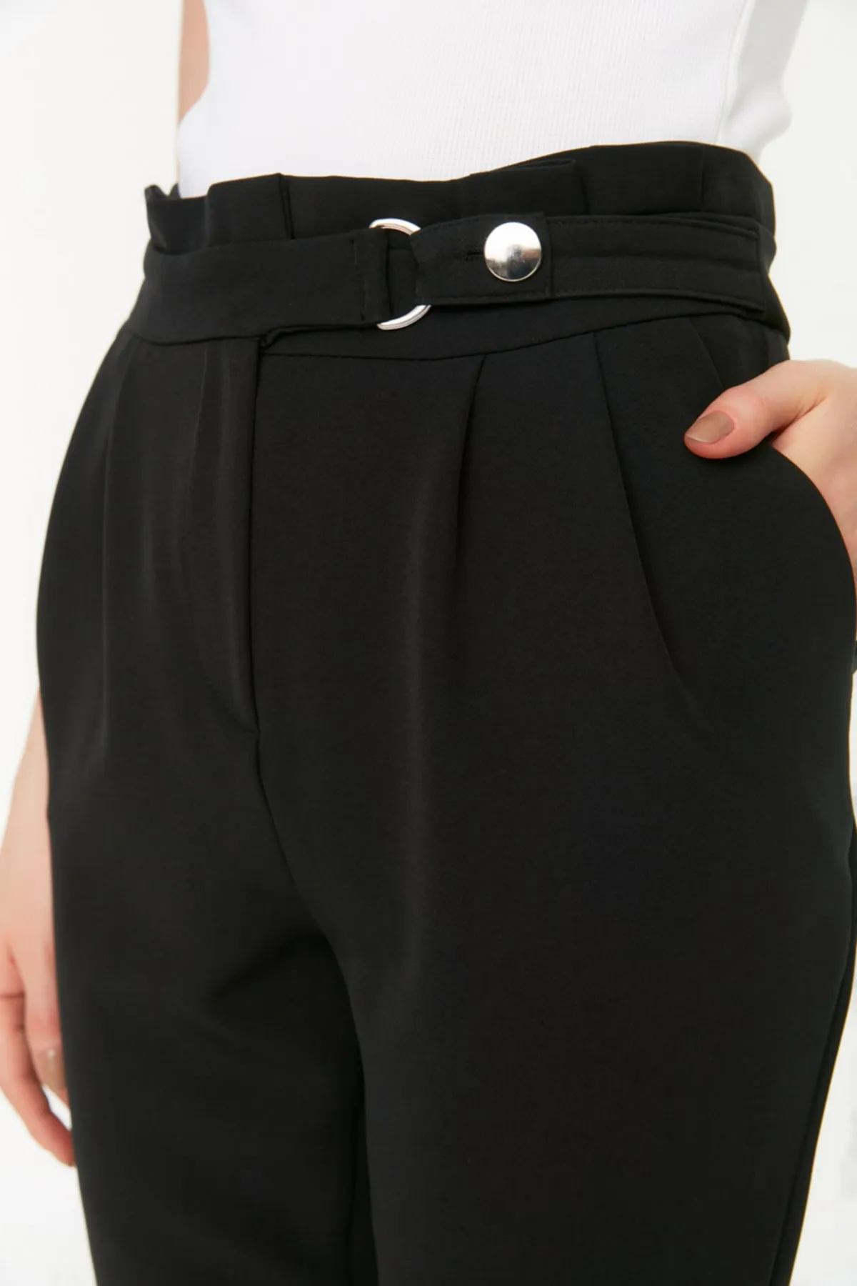 Trendyol Collection  Gewebte, plissierte Hose mit schwarzem Gürtel und Zigarette, schmales Bein, TWOSS20PL0131