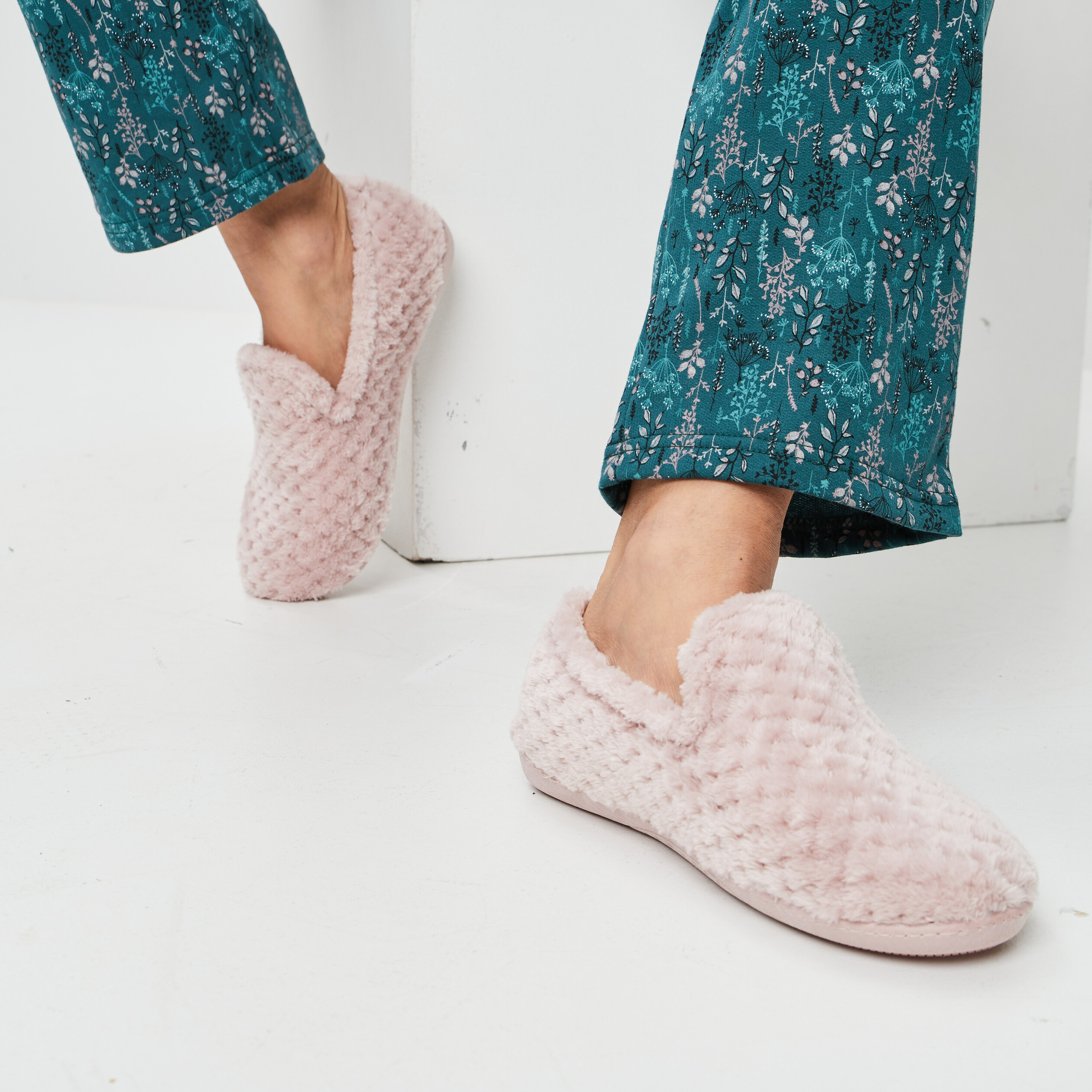 Chaussons Isotoner rose femme | La Halle