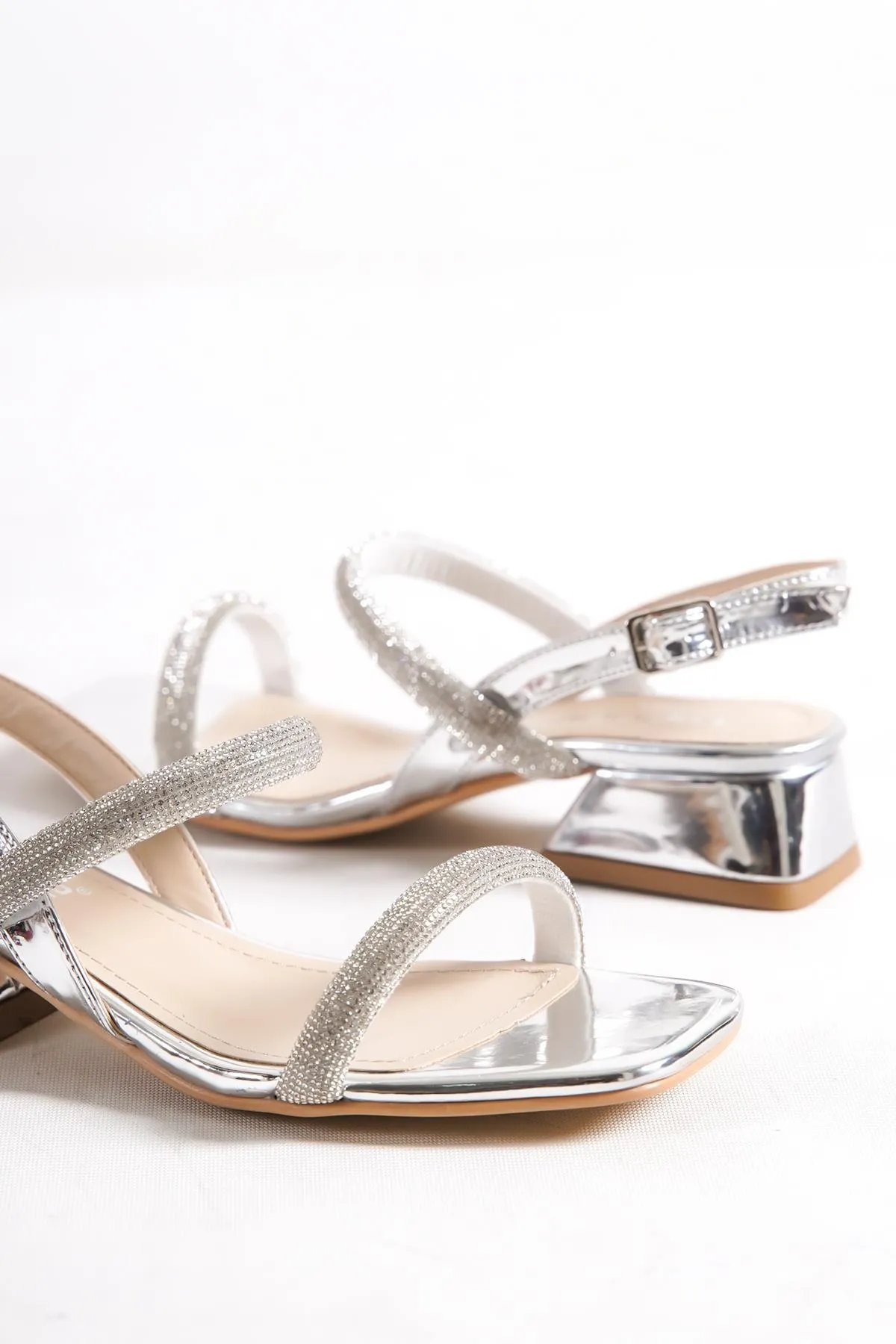 Capone Outfitters  Capone Blunt Toe Stone Double Thick Strap Short Heel Mirror Fabric Silver Damensandalen