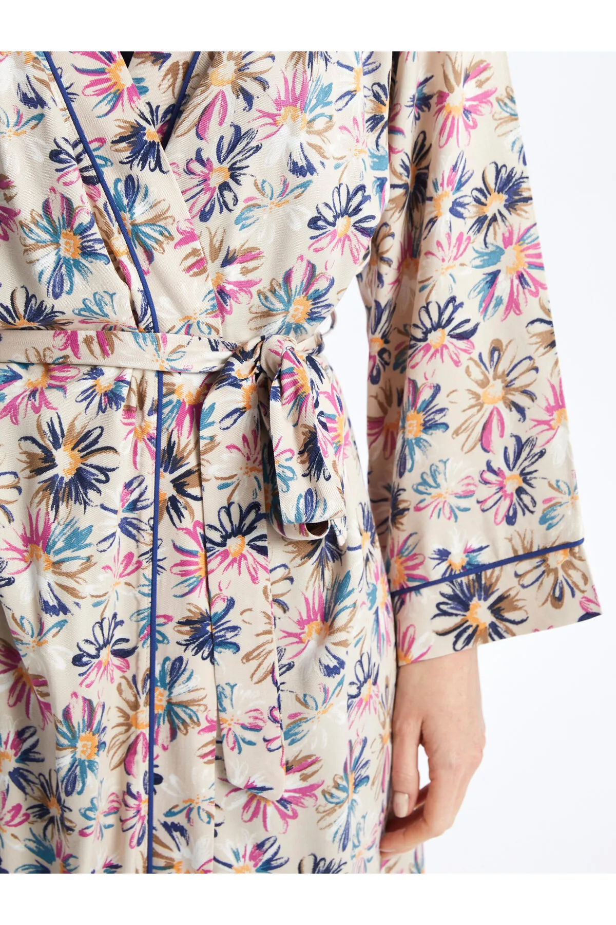 LC Waikiki  Langärmliger Damen-Bademantel mit Schalkragen und Blumenmuster