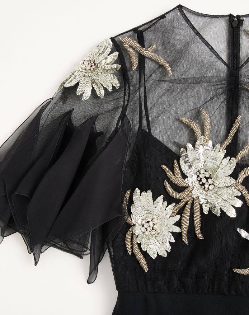 Robe de couture en crêpe brodée