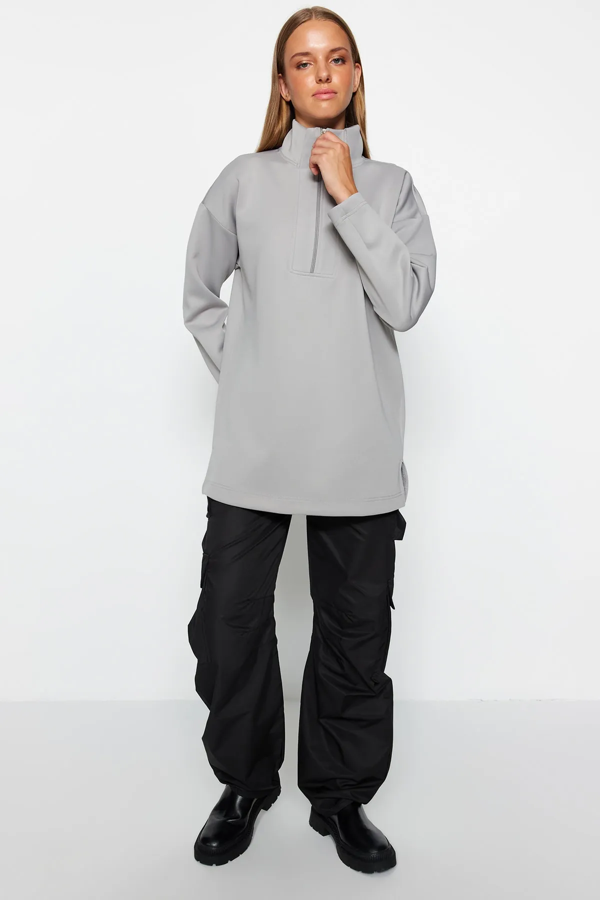 Trendyol Modest  Graues, schlicht gestricktes Taucher-/Scuba-Sweatshirt mit Reißverschluss und detailliertem Ausschnitt TCTAW23TW00198
