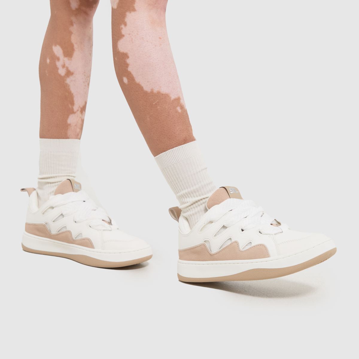 Steve Madden – Vita, flerfärgade skaterskor med roaring-mönster