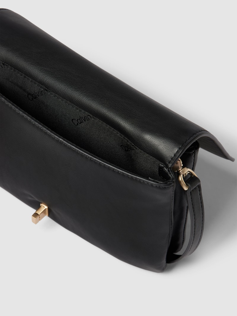 Handtasche mit Label-Detail in schwarz
