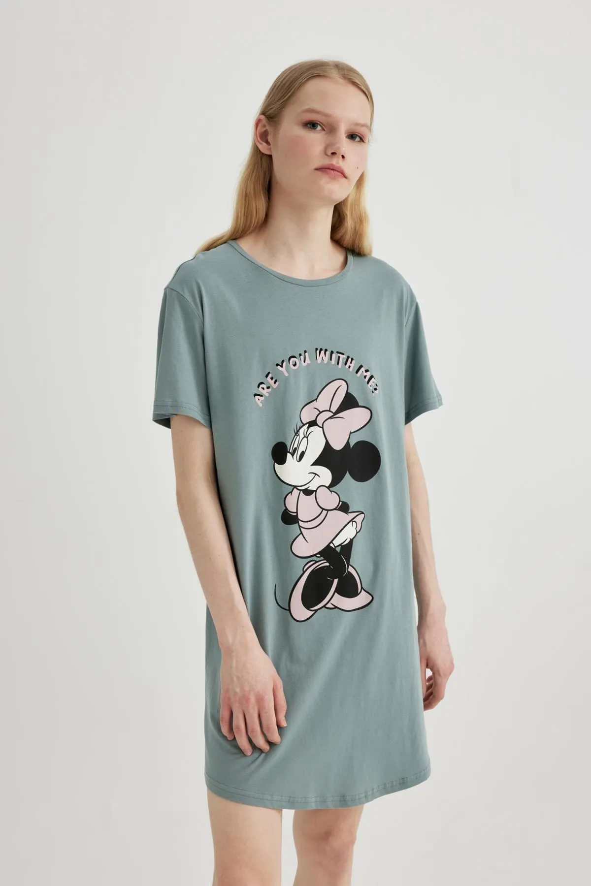 DeFacto  Fall In Love Disney Mickey & Minnie Nachthemd mit Rundhalsausschnitt und kurzen Ärmeln B6462ax24sp
