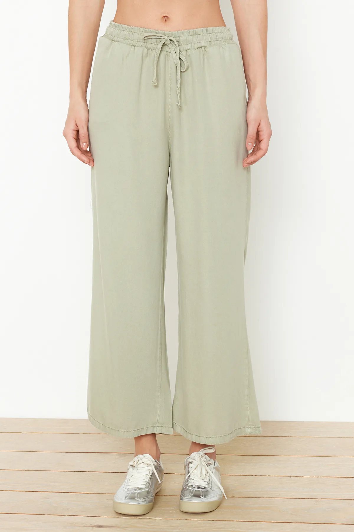 Trendyol Collection  Mintgrüne Culotte-Jeans mit hoher Taille und elastischem Bund, 100 % Tencel™ TWOSS24JE00285