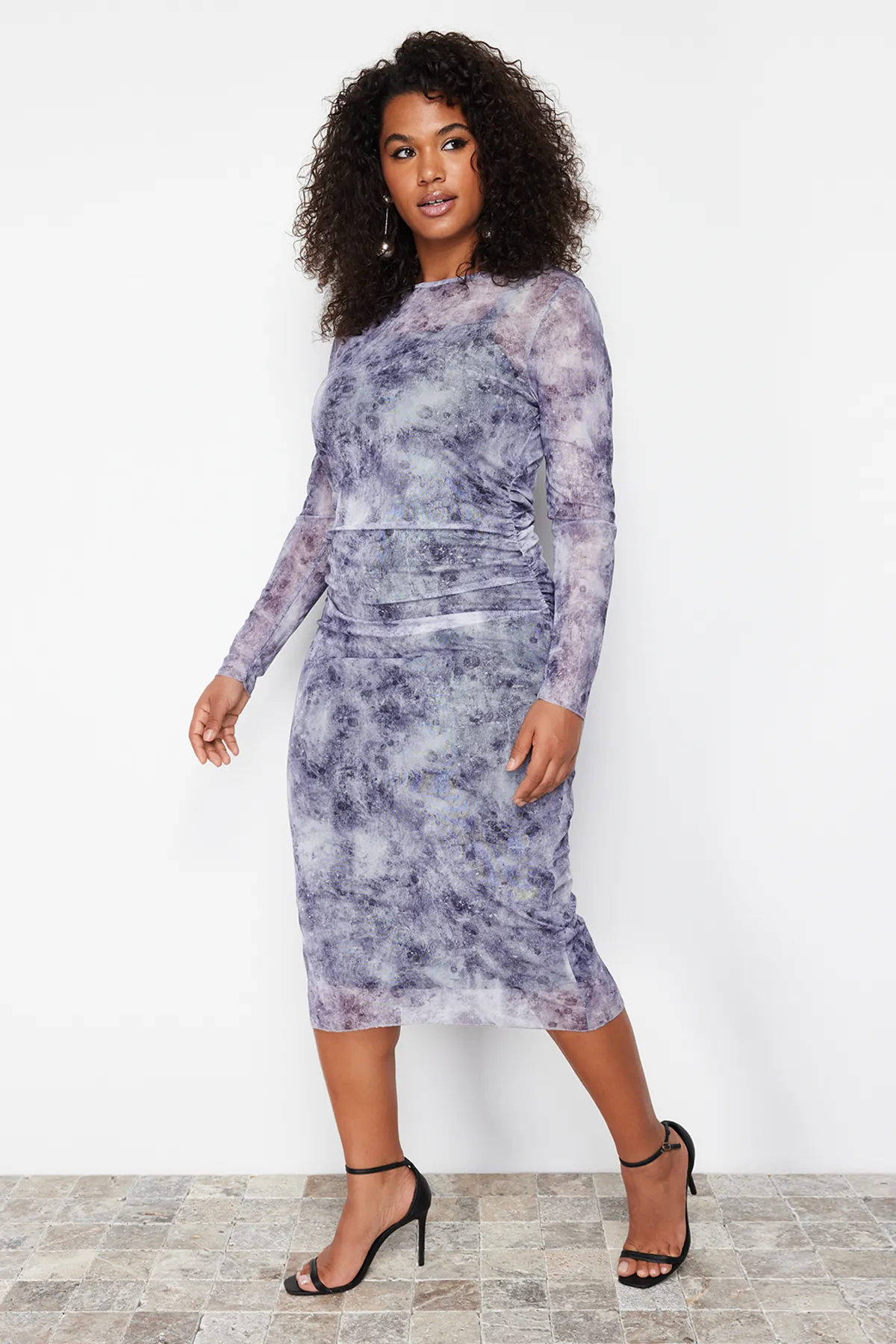 Trendyol Curve  Graues Midi-Strickkleid mit Tüllmuster TBBSS24AH00058