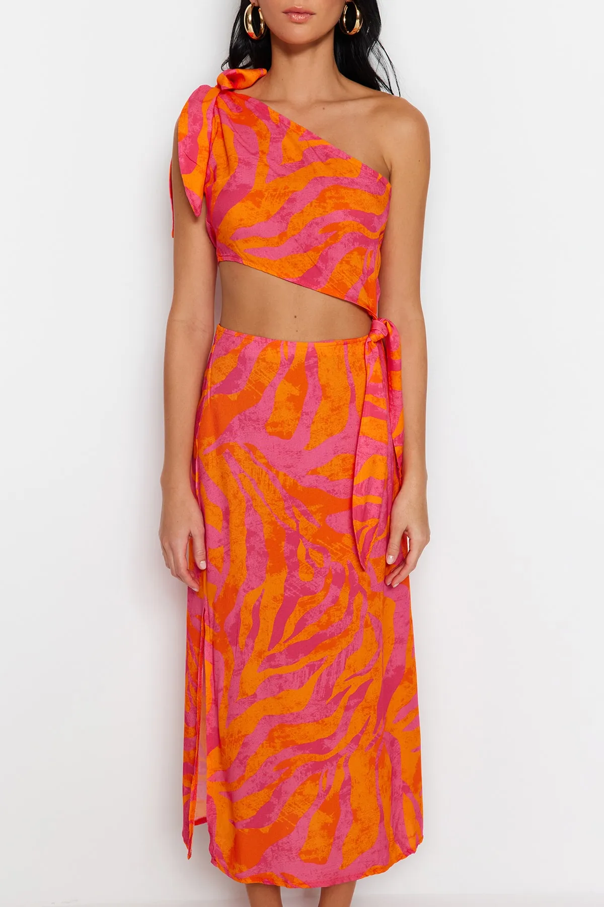 Trendyol Collection  Abstrakt gemustertes, gewebtes Maxi-Strandkleid mit Ausschnitt/Fenster und einer Schulter TBESS23EL00271