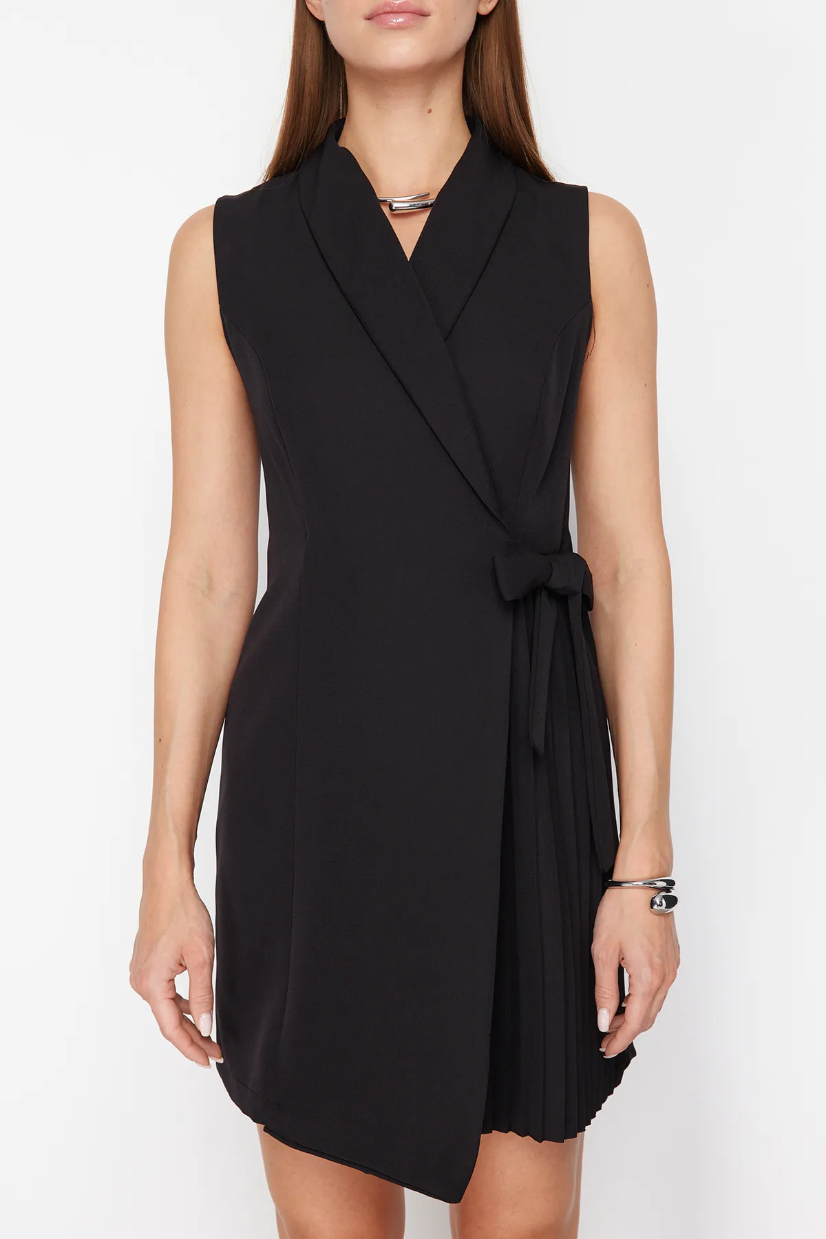 Trendyol Collection  Schwarzes zweireihiges Mini-Gewebekleid mit Faltendetail TWOSS24EL00793