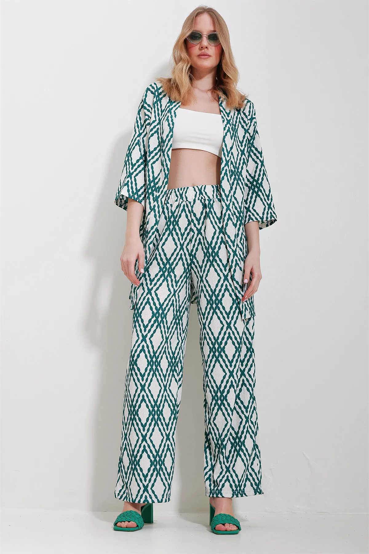 Trend Alaçatı Stili  Grünes gemustertes Set aus Kimonojacke und Palazzohose für Damen ALC-X10512