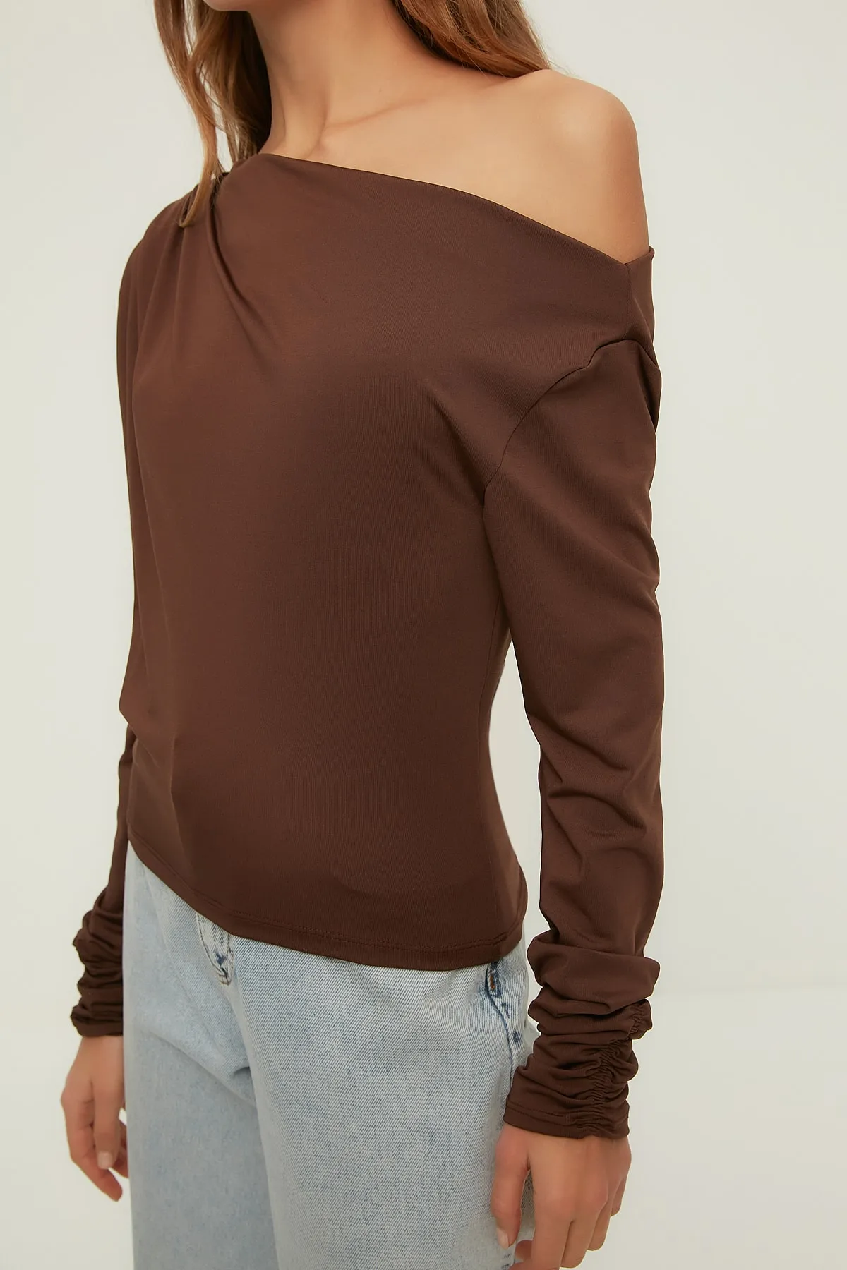 Trendyol Collection  Braune, fließende, dehnbare Strickbluse mit asymmetrischem Kragen TWOAW21BZ1383