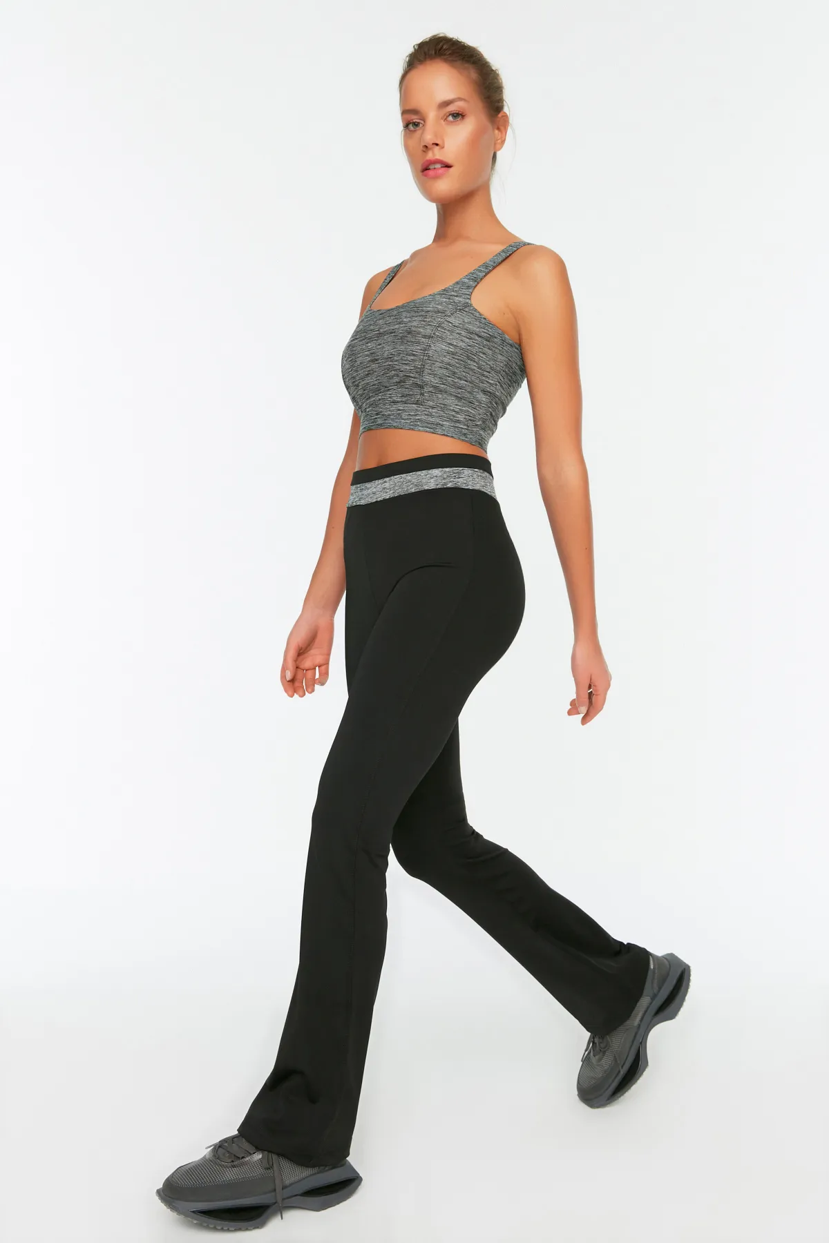 Trendyol Collection  Schwarze Scuba/Diver-Sport-Jogginghose mit entspannter Passform und spanischen Beinen, gestrickt, TWOAW20EA0083