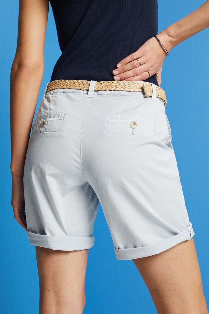 Shorts mit Raffia-Flechtgürtel