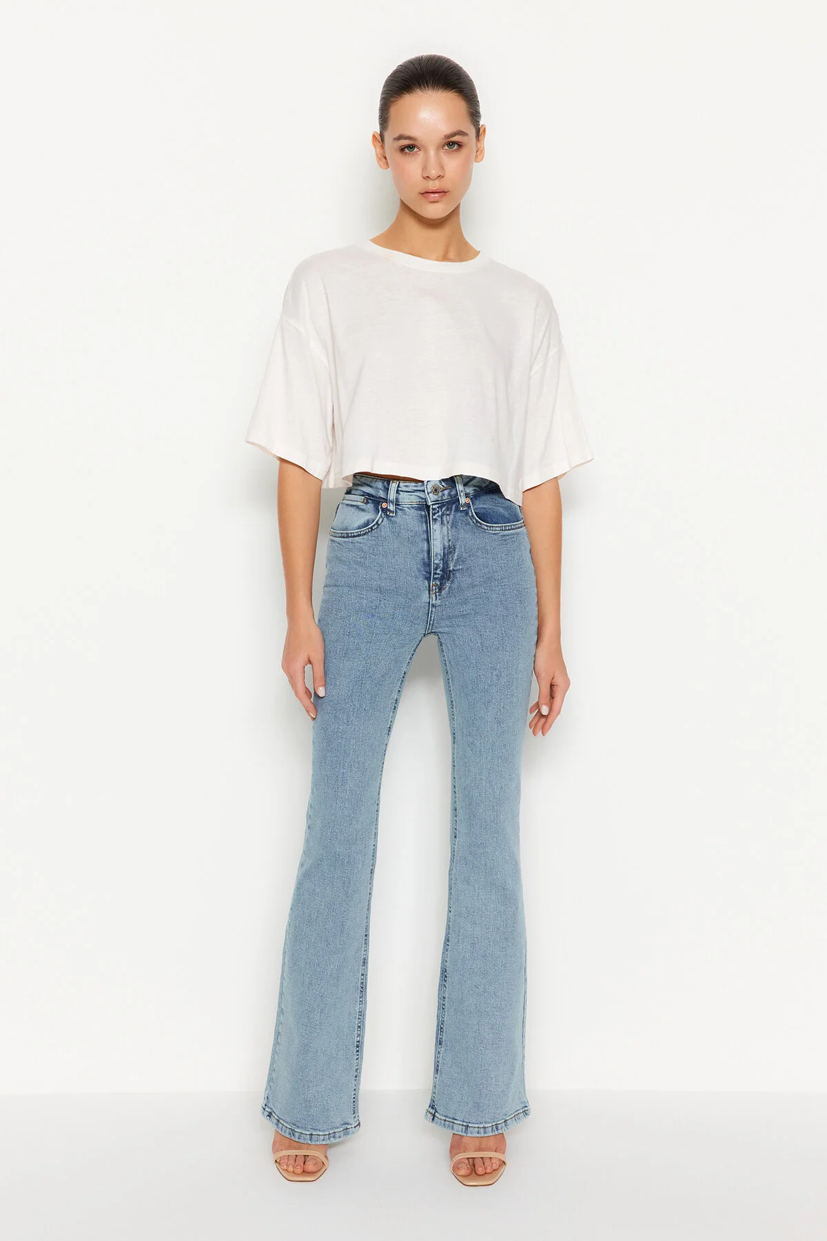Trendyol Collection  Blaue Schlagjeans mit hoher Taille TWOSS24JE00043
