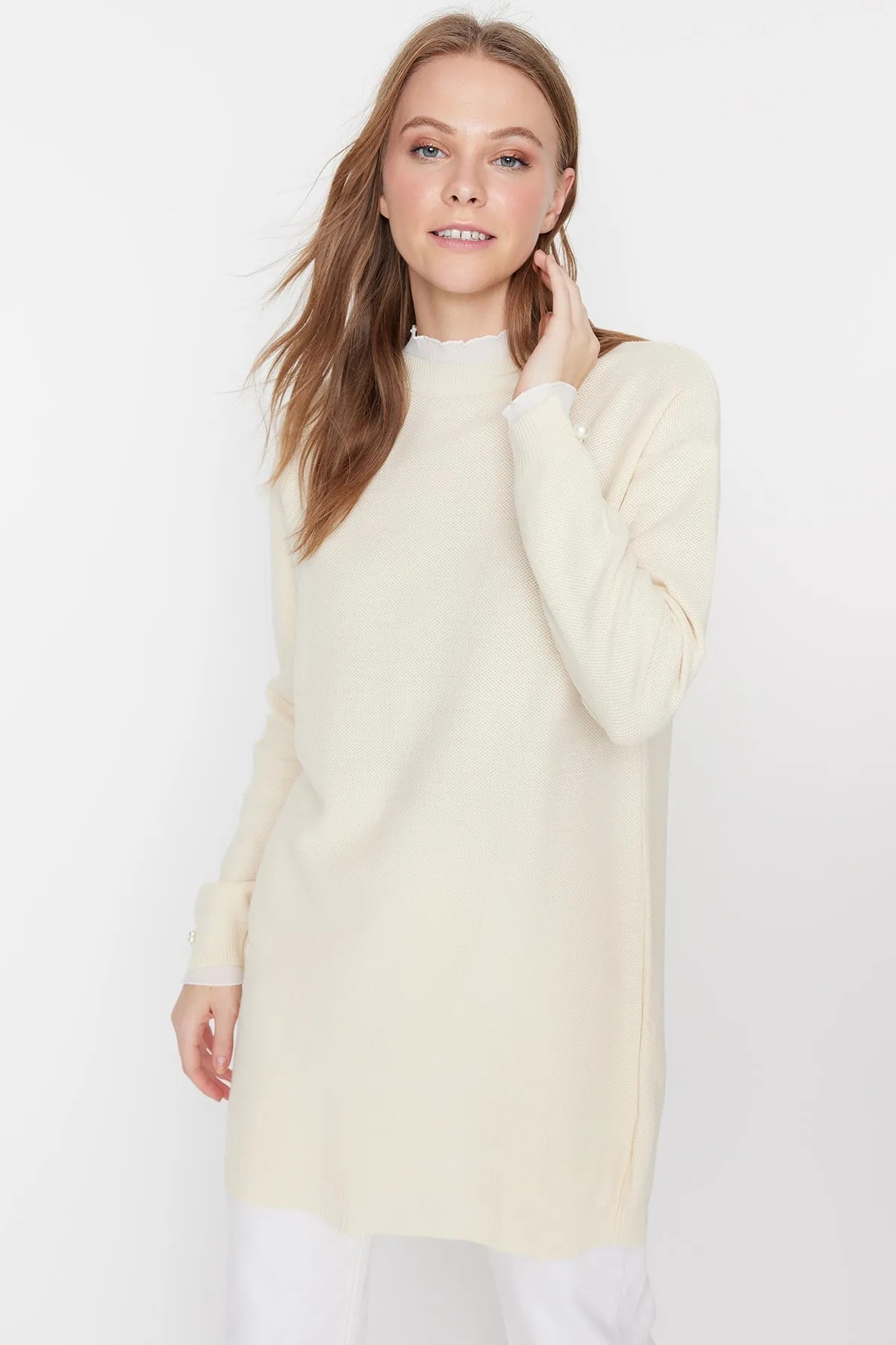 Trendyol Modest  Strickpullover mit Perlendetails und Steinärmeln TCTAW23AK00027