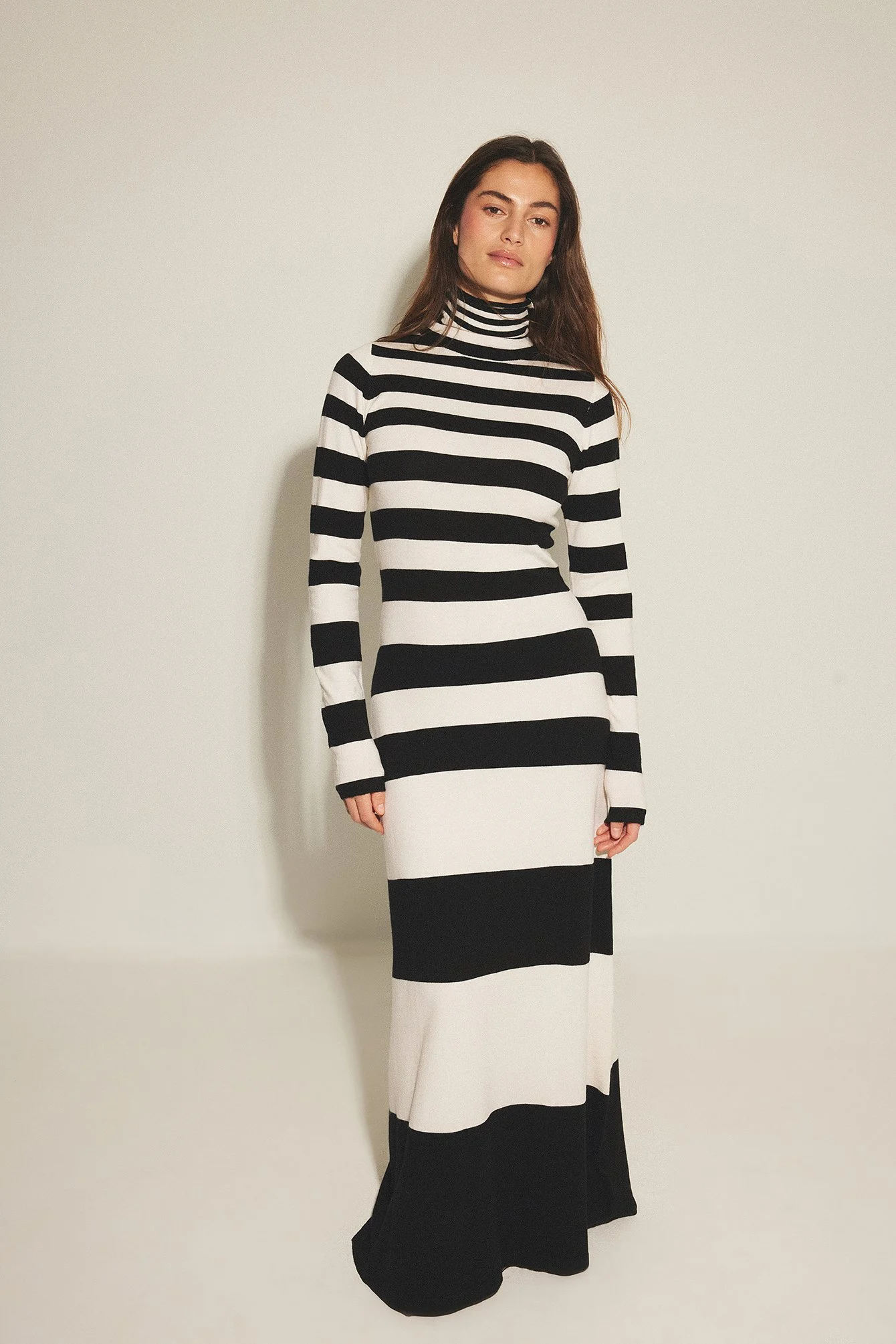 Feingestricktes, gestreiftes Maxikleid