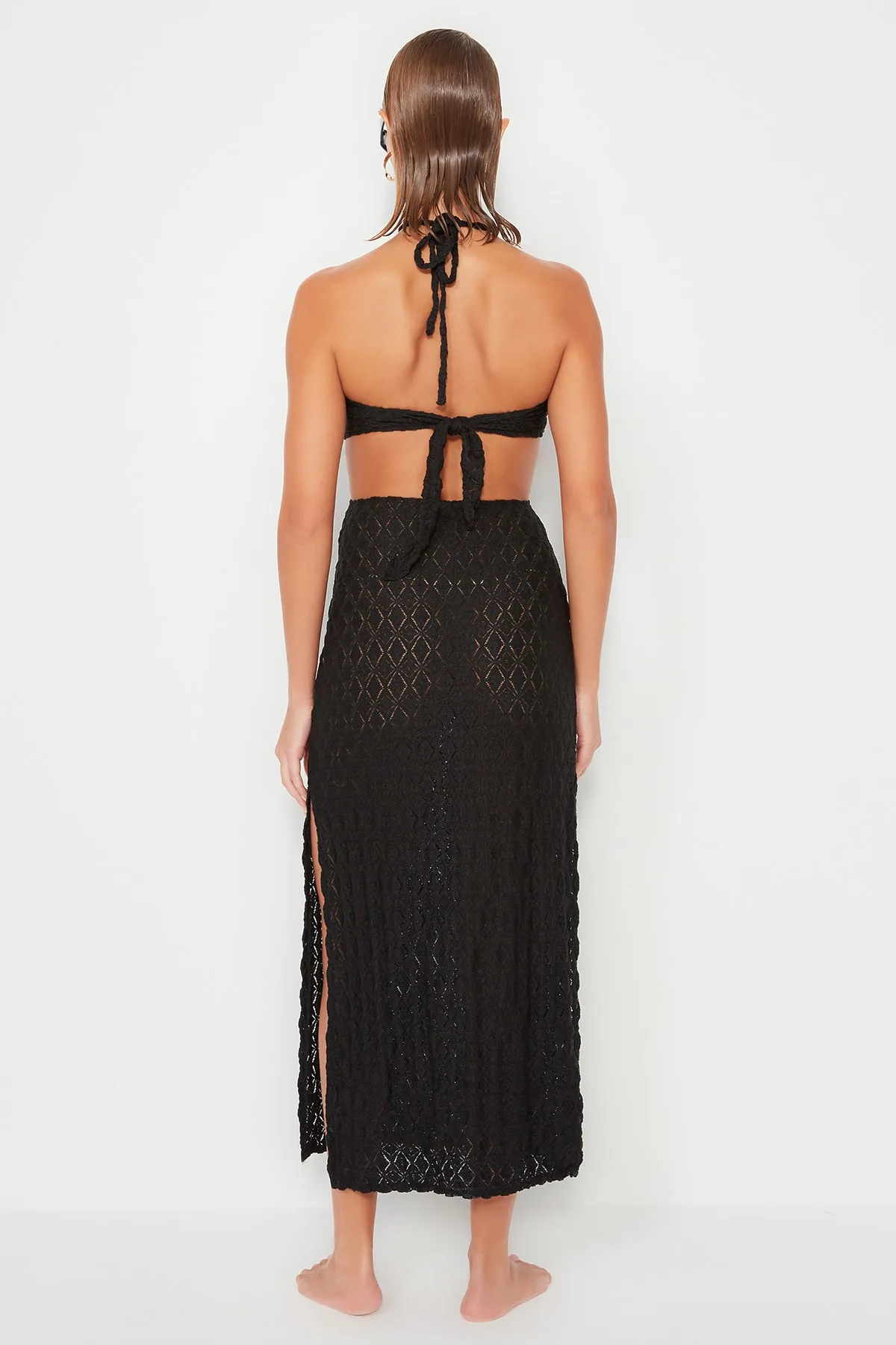 Trendyol Collection  Schwarzes, tailliertes Maxi-Strandkleid aus Strick mit Accessoires TBESS23EL00078
