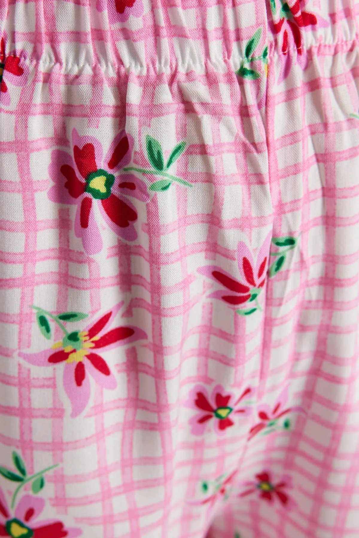 Trendyol Collection  Rosafarbenes, gewebtes Pyjama-Set mit Hemd und Shorts aus Viskose mit Blumenmuster THMSS23PT00167