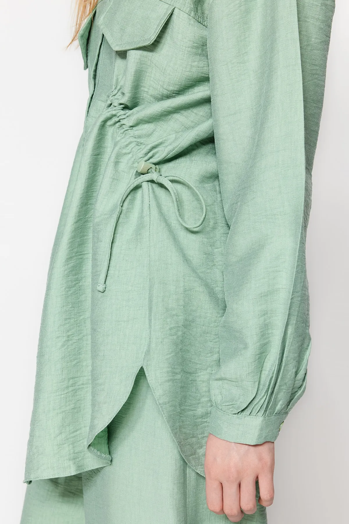 Trendyol Modest  Khakifarbenes, gewebtes Hemd-Hosen-Set mit geraffter Taille TCTSS23US00095