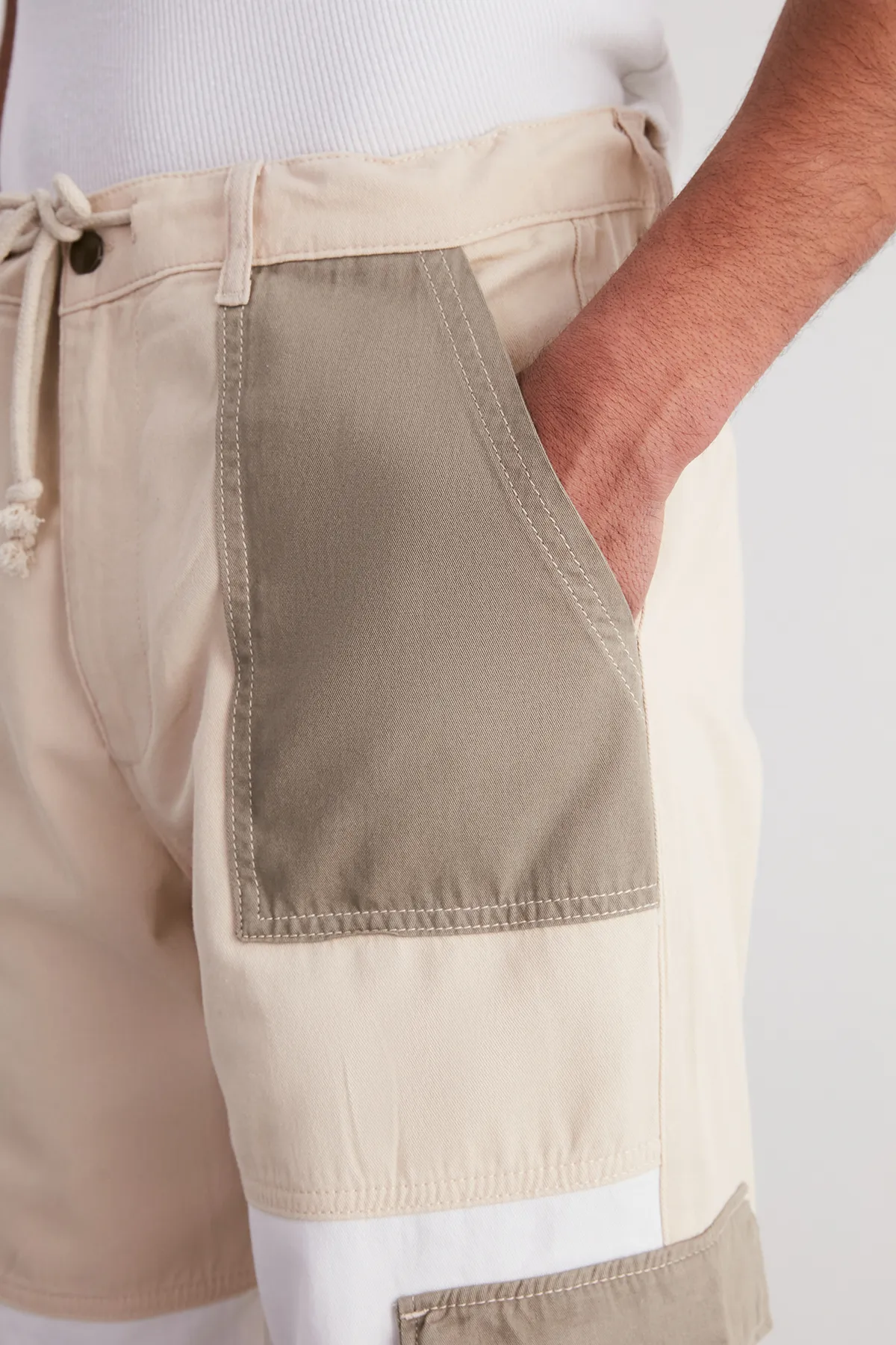 Trendyol Collection  Khakifarbene Cargohose mit lockerer Passform und Farbblock in limitierter Auflage TMNSS24PL00008