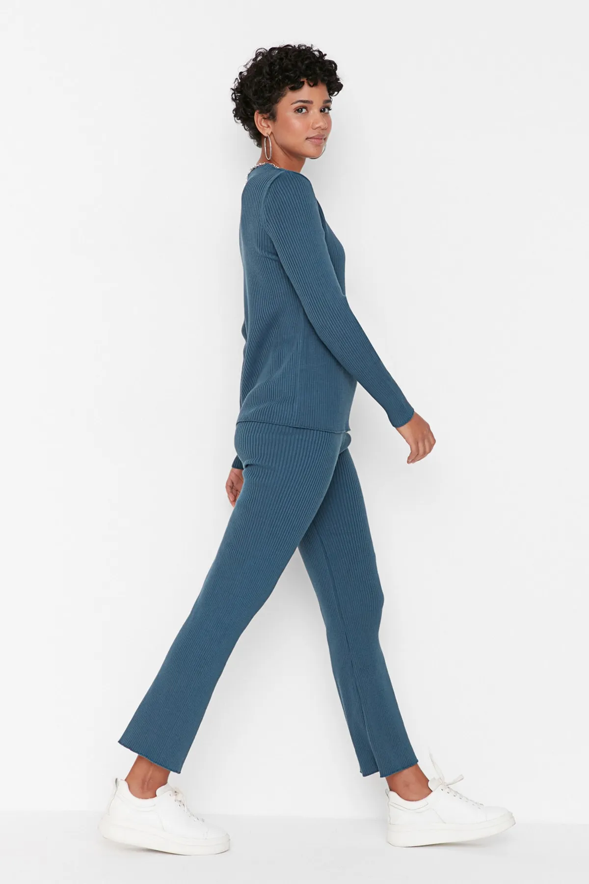 Trendyol Collection  Indigofarbenes Strickoberteil und -unterteil mit V-Ausschnitt TWOAW23AU00139