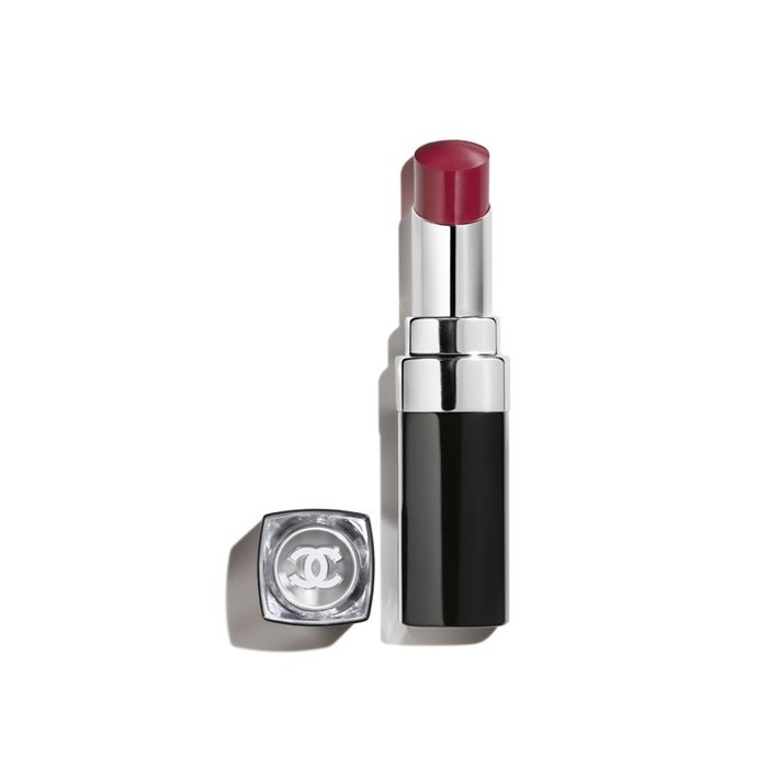 DER FEUCHTIGKEITSSPENDENDE, AUFPOLSTERNDE, HOCHGLÄNZENDE UND FARBINTENSIVE LIPPENSTIFT MIT LANGEM HALT
