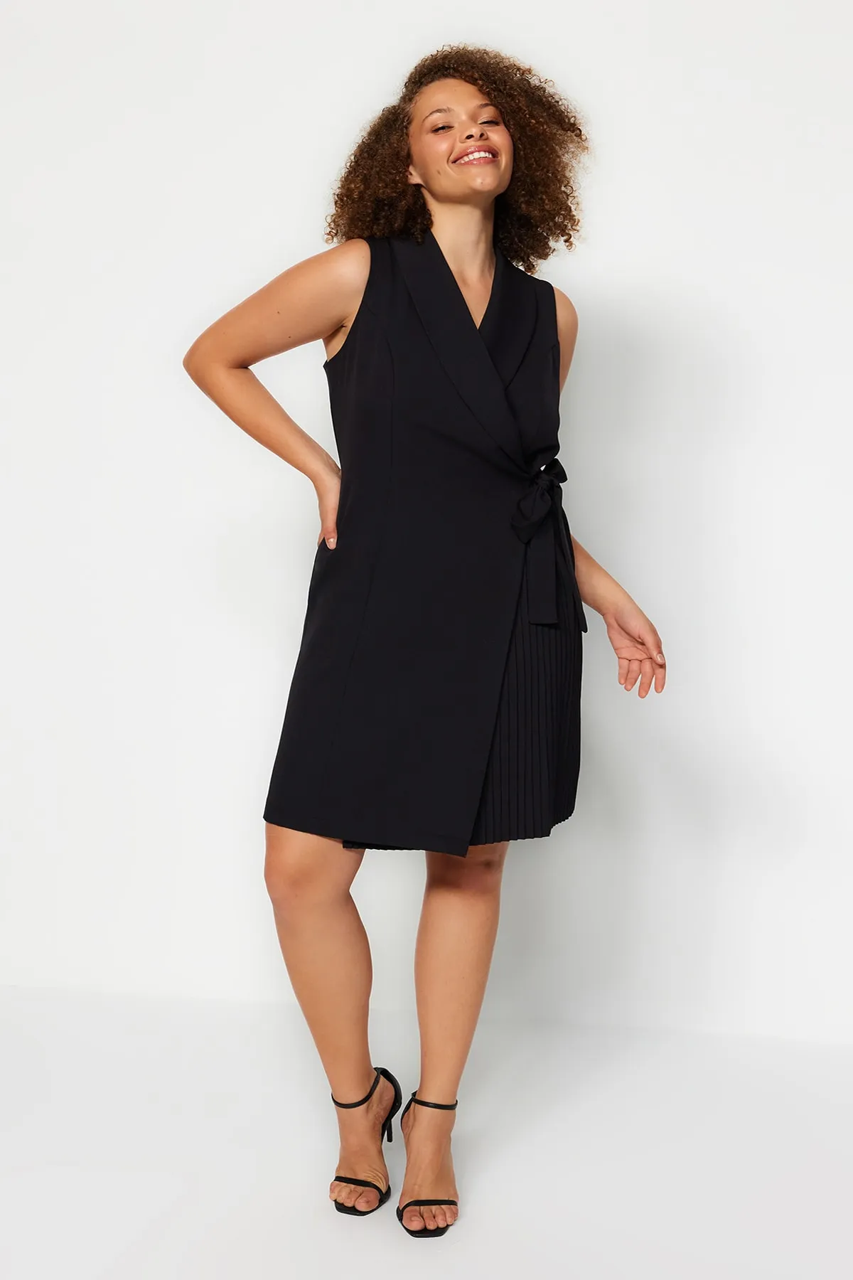 Trendyol Curve  Schwarzes gerades, zweireihiges gewebtes Kleid TBBSS23AH00254