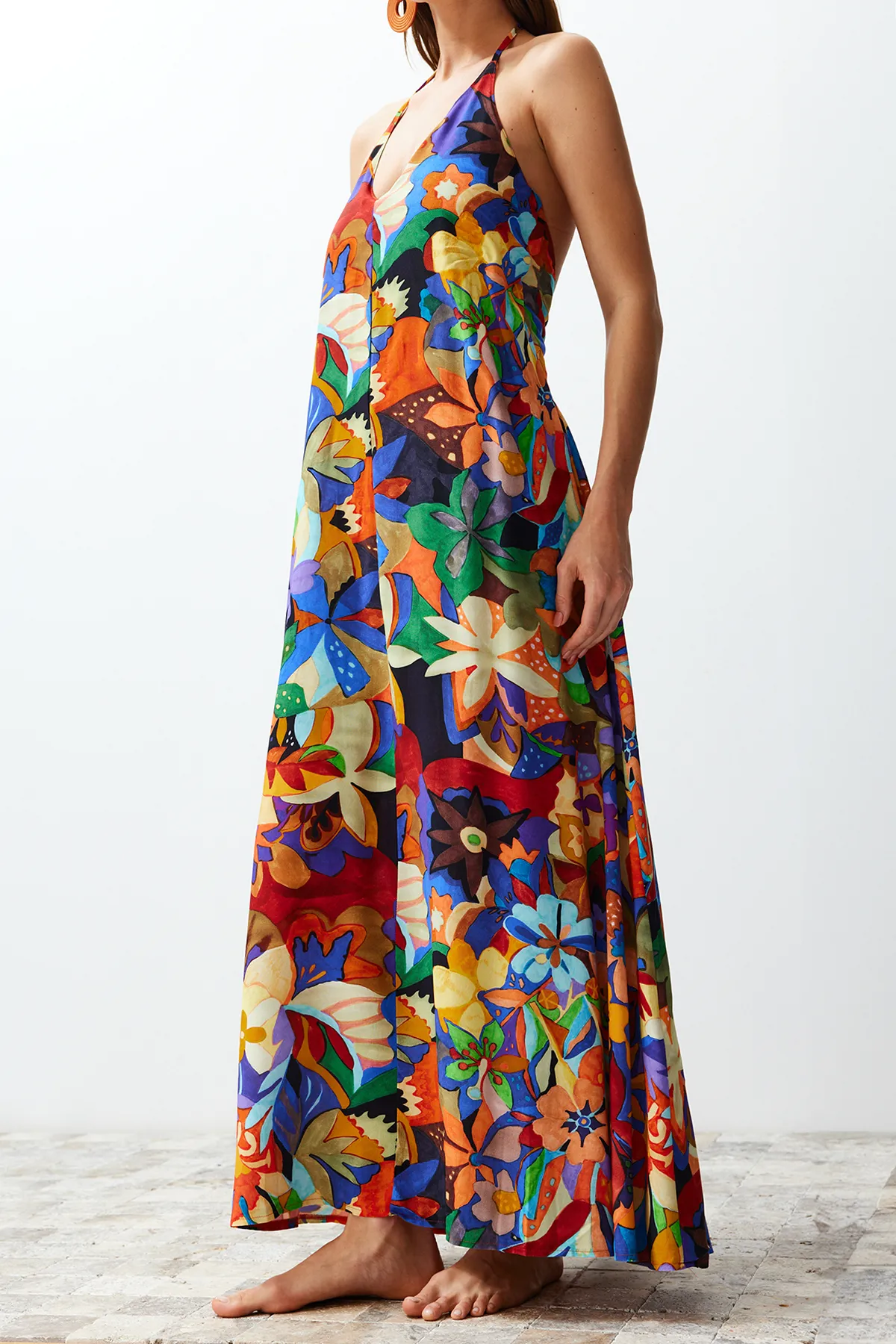Trendyol Collection  Tief ausgeschnittenes Maxi-Strandkleid mit gewebtem Rücken und Blumenmuster TBESS24EL00022