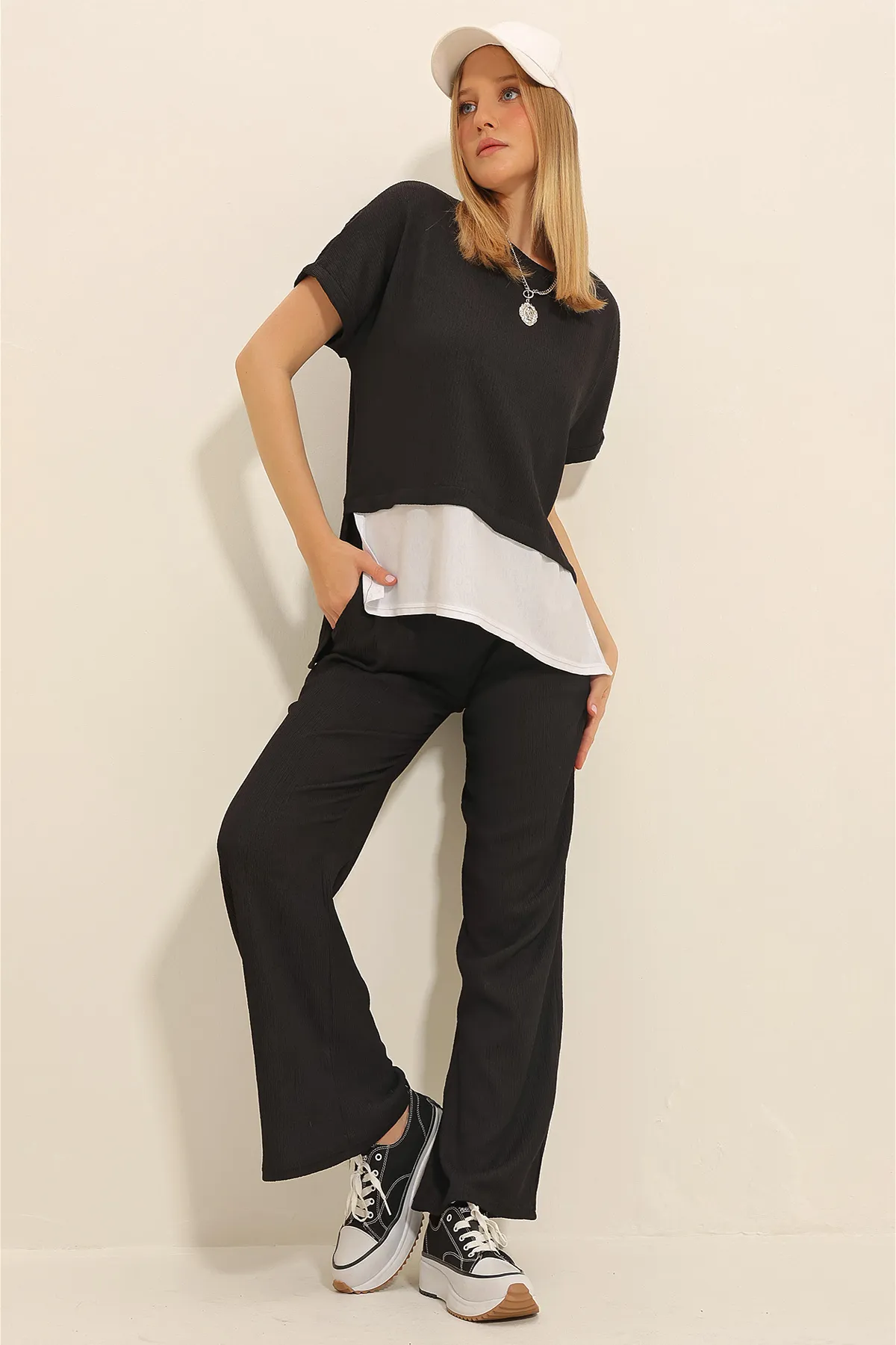 Trend Alaçatı Stili  Schwarzer Damen-Anzug mit Rundhalsausschnitt, verzierter Bluse und Palazzo-Hose, doppelter Crinkle-Anzug ALC-X11340