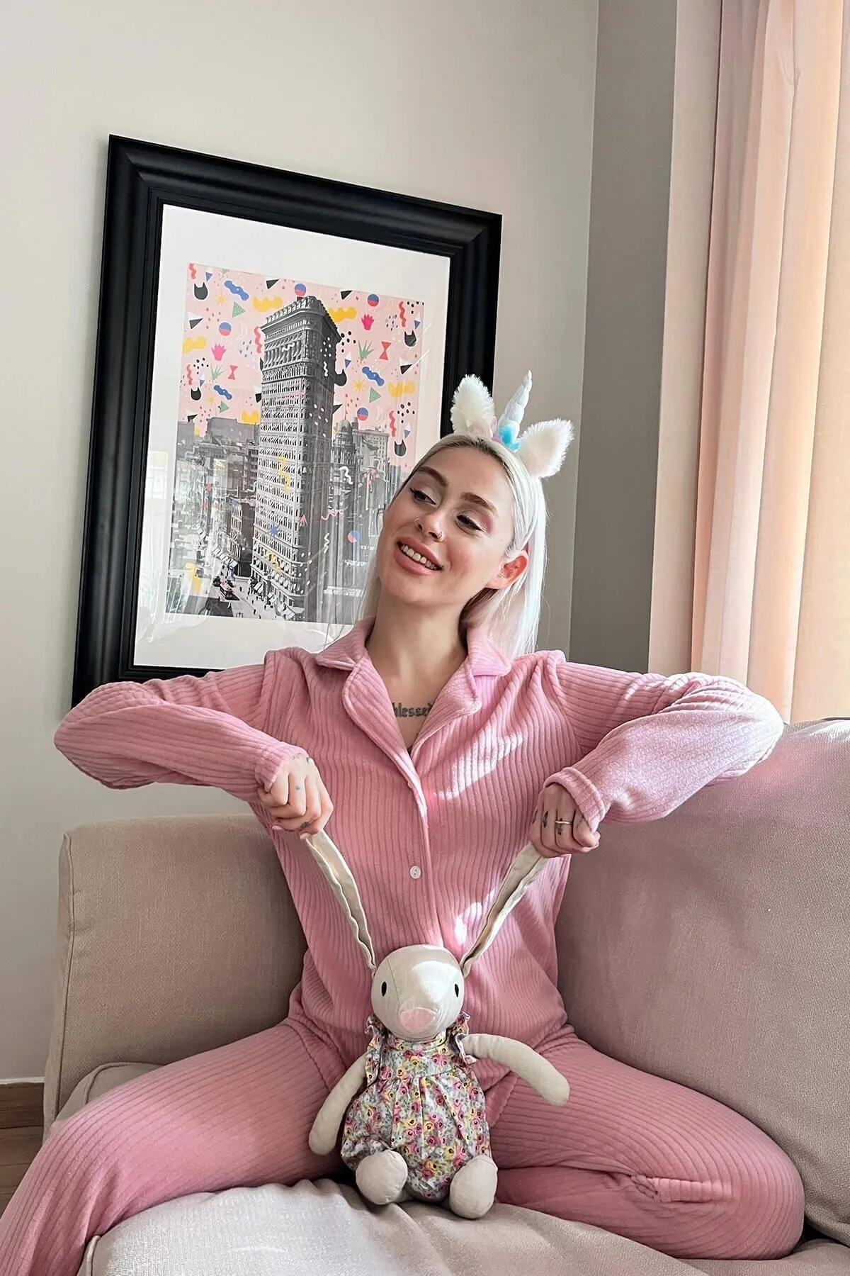 Pijamaevi  Rosafarbenes, einfarbiges Pyjama-Set aus Plüsch-Fleece mit Knöpfen vorne