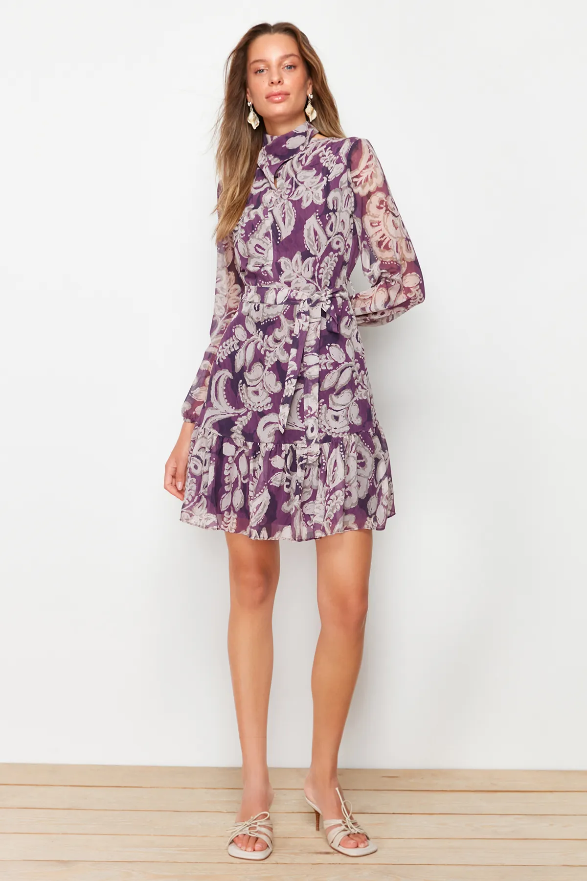 Trendyol Collection  Pflaumenfarbenes, gewebtes Kleid aus Chiffon mit Gürtel, Volants, Stehkragen und Futter TWOAW24EL00261