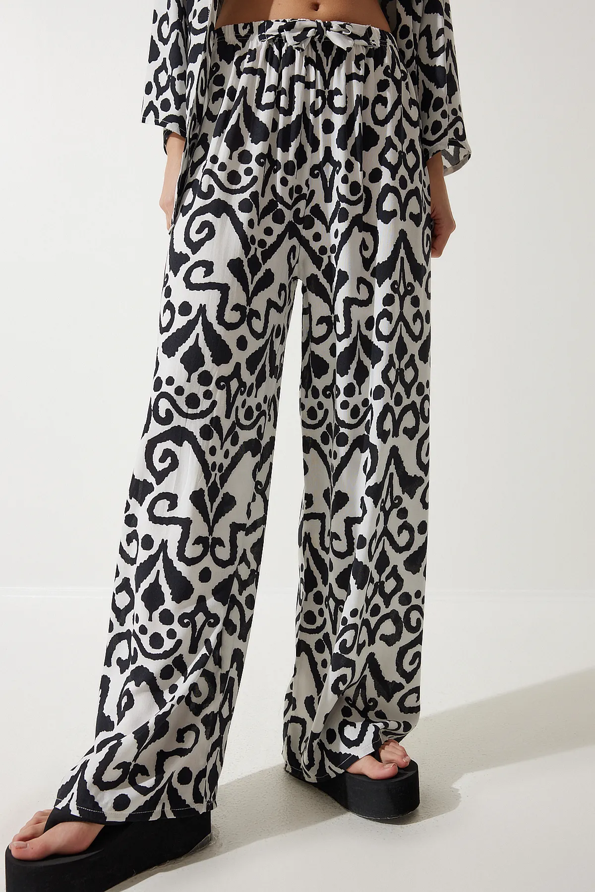 Happiness İstanbul  Schwarz-weiß gemustertes Kimono-Palazzo-Hosen-Set für Damen EN00614