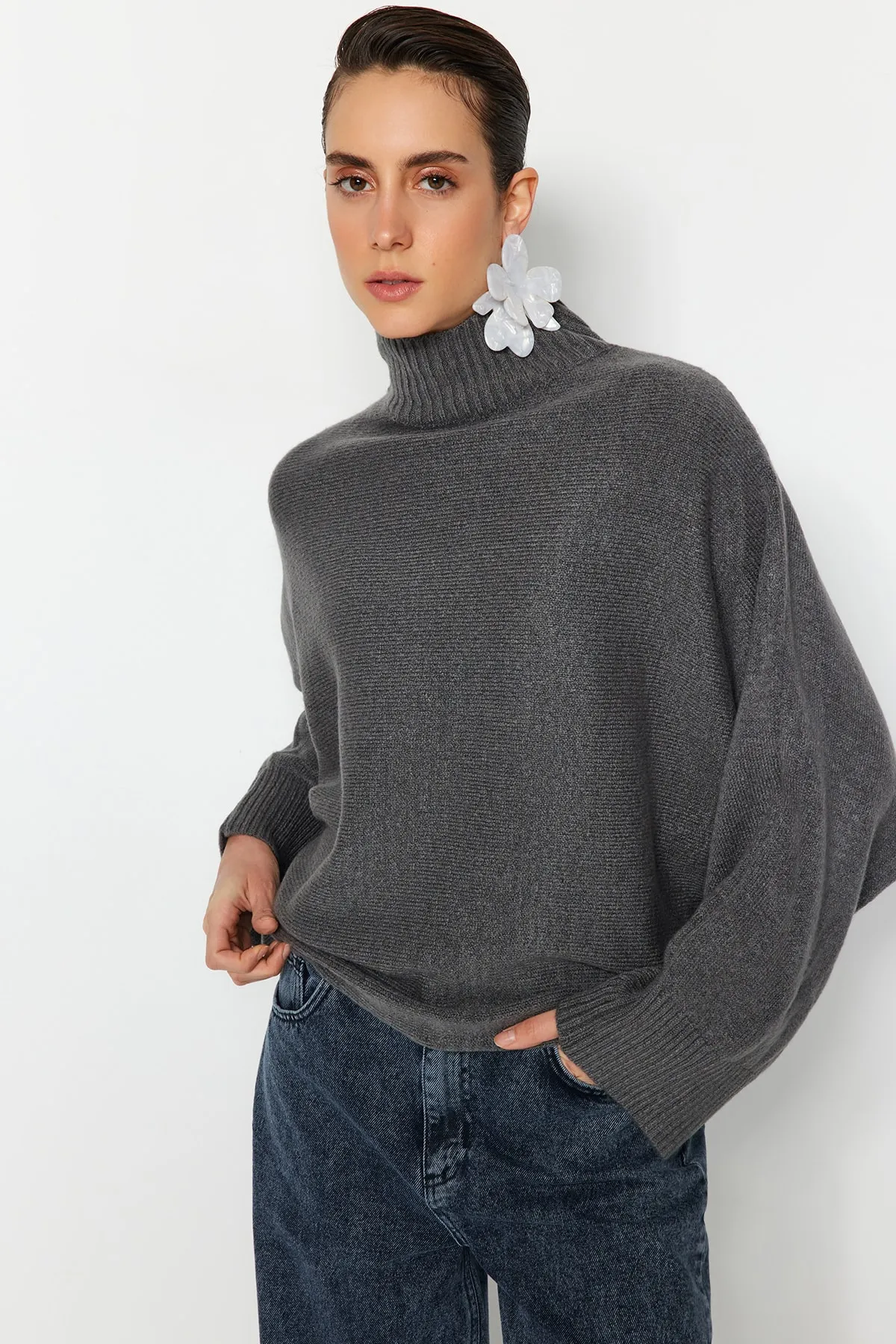 Trendyol Collection  Anthrazitfarbener, weich strukturierter Strickpullover mit weiter Passform TWOAW20KZ1059