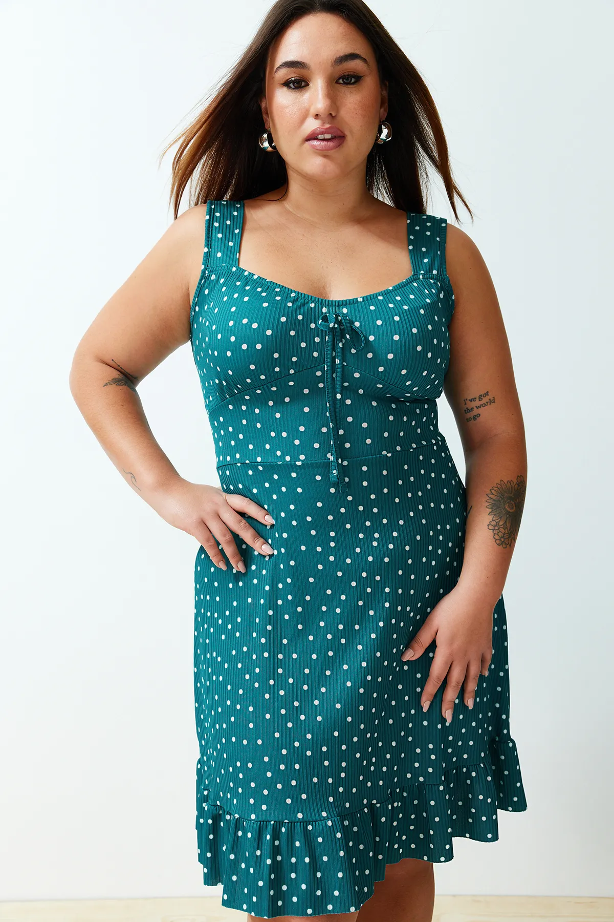 Trendyol Curve  Petrolfarbenes, gepunktetes Mini-Strickkleid mit quadratischem Kragen und Volants in A-Linie TBBSS24AH00127