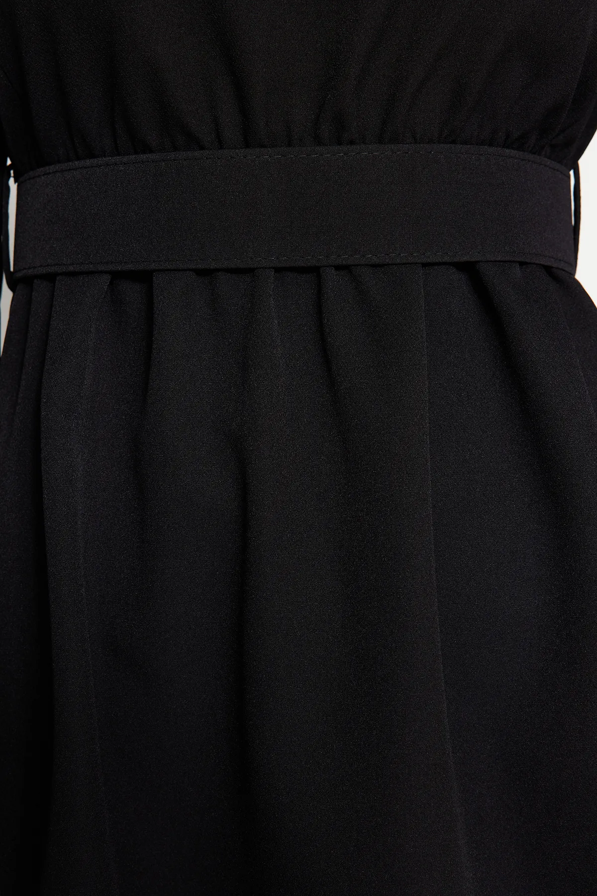 Trendyol Collection  Schwarzes, gewebtes Kleid mit Rüschen und Gürtel TWOAW24EL00588