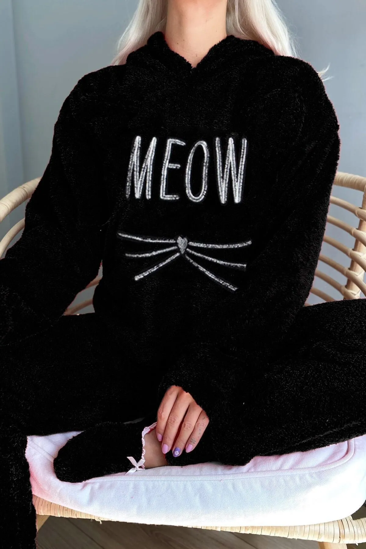 Pijamaevi  Schwarzes Pyjama-Set aus Vollplüsch mit Meow-Muster